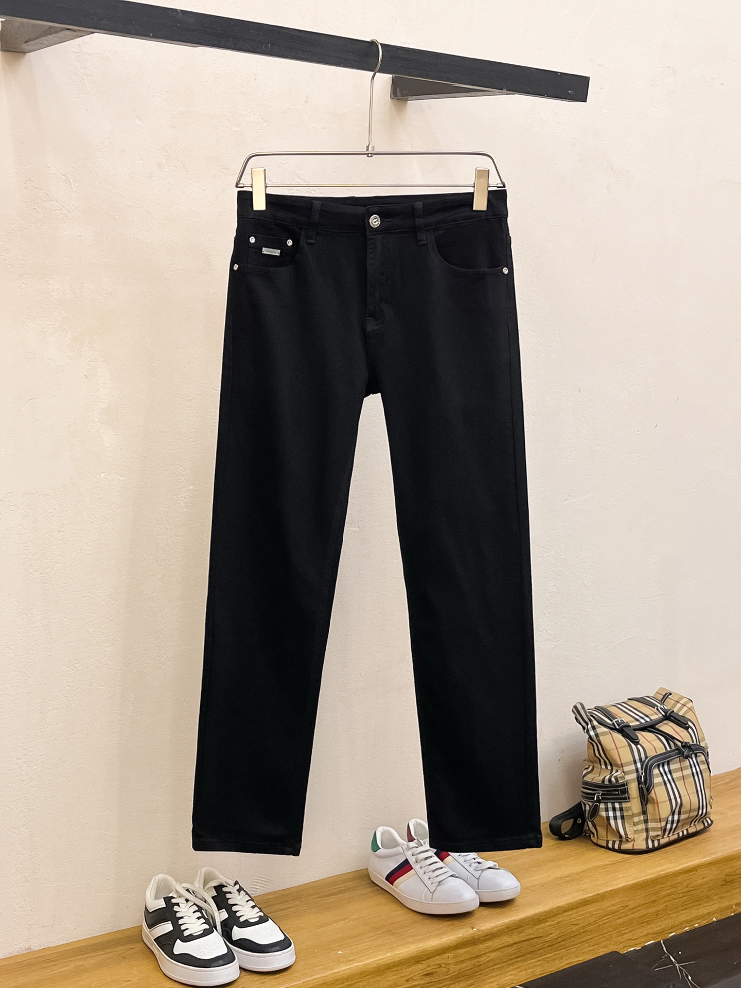 NO:160056,Jenia 2025 spring and summer men's wash small straight jeans!  Trading company channel is awesome, with excellent quality, versatile versatile pants king in the fashion circle, European and American street photography mid-to-high frequency wear demonstration, leather waist brand logo design!  And it is a must-have item for luxury brands every season!  Very pure and minimalist design tone!  Adhering to the usual fashion proposition, it is quite eye-catching, which demonstrates its ingenuity and strongly posits its brand identity!  Customized Italian tannin fabrics are invincible in texture and have a charm, perfect style and tailoring, and excellent slimming effect. They can sweep the wardrobe and match any top set. They are widely compatible and casual, with full upper body shapes and invincible fashionable and versatile!  Size 29-38, zegna, jeans, alexander wang19860909杰尼亚 2025春夏男士水洗小直筒牛仔裤！贸易公司渠道牛货,品相超赞,时尚圈万能的百搭裤王,欧美街拍中高频穿搭示范,皮革腰牌logo设计！且是奢侈品牌每季必出的单品！非常纯粹极简的设计基调！秉承了一贯的时尚主张,颇具看点,即彰显了匠心工艺又有力的标榜了品牌身份！客供意大利定制丹宁面料,质感无敌赞,颇具韵味,版型剪裁完美,提臀修身显瘦效果极佳,可横扫衣橱任何的上装搭配,兼容性广泛,休闲兼备,上身型款十足,无敌的时髦百搭神品！尺码29-38,,zegna,jeans,alexander wang,Men's clothing