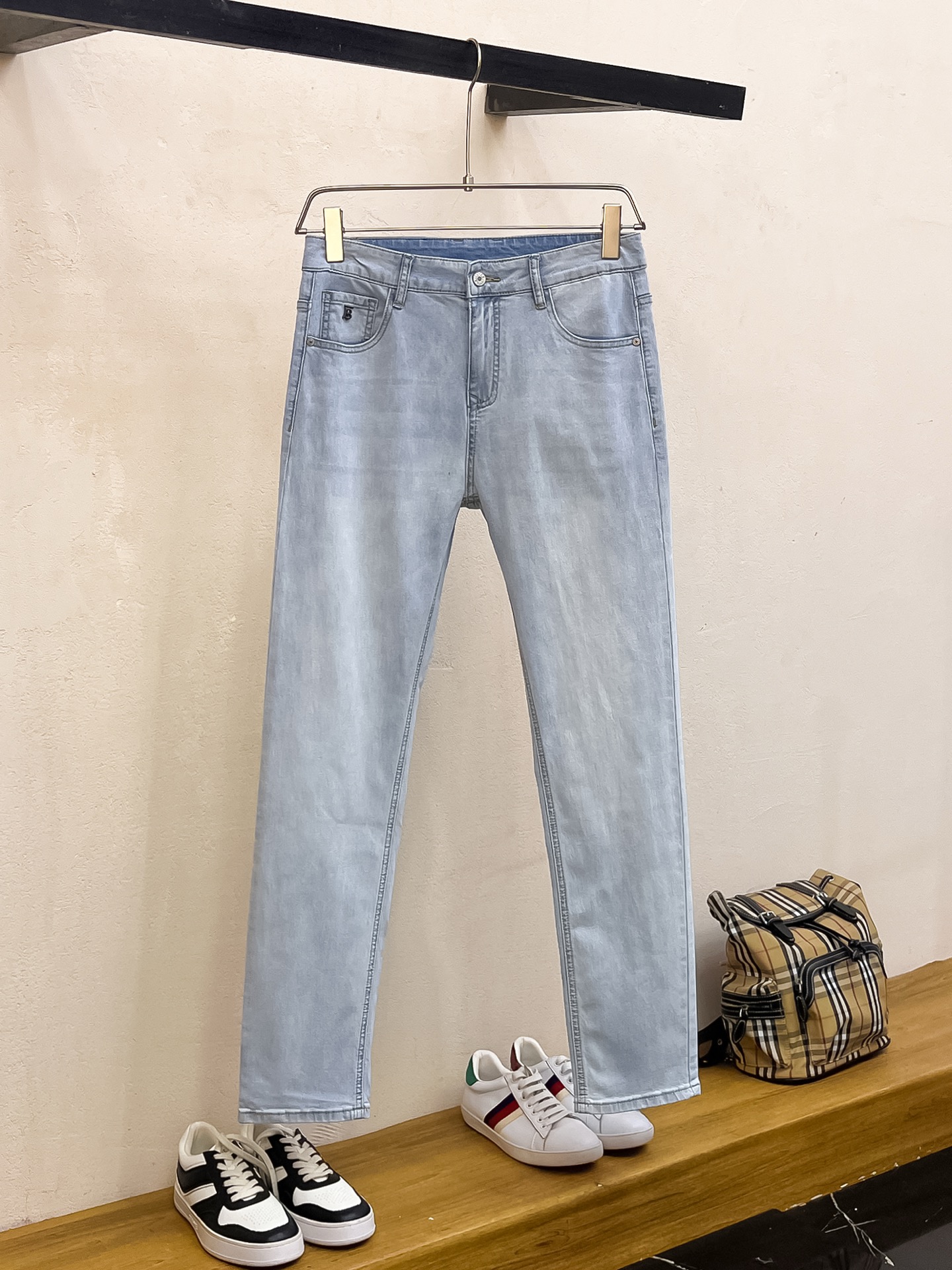 NO:160058,Burberry 2025 spring and summer men's wash small straight jeans!  Trading company channel is awesome, with excellent quality, versatile versatile pants king in the fashion circle, European and American street photography mid-to-high frequency wear demonstration, leather waist brand logo design!  And it is a must-have item for luxury brands every season!  Very pure and minimalist design tone!  Adhering to the usual fashion proposition, it is quite eye-catching, which demonstrates its ingenuity and strongly posits its brand identity!  Customized Italian tannin fabrics are invincible in texture and have a charm, perfect style and tailoring, and excellent slimming effect. They can sweep the wardrobe and match any top set. They are widely compatible and casual, with full upper body shapes and invincible fashionable and versatile!  Size 29-38, Burberry, jeans, alexander wang19860909巴宝莉 2025春夏男士水洗小直筒牛仔裤！贸易公司渠道牛货,品相超赞,时尚圈万能的百搭裤王,欧美街拍中高频穿搭示范,皮革腰牌logo设计！且是奢侈品牌每季必出的单品！非常纯粹极简的设计基调！秉承了一贯的时尚主张,颇具看点,即彰显了匠心工艺又有力的标榜了品牌身份！客供意大利定制丹宁面料,质感无敌赞,颇具韵味,版型剪裁完美,提臀修身显瘦效果极佳,可横扫衣橱任何的上装搭配,兼容性广泛,休闲兼备,上身型款十足,无敌的时髦百搭神品！尺码29-38,,burberry,jeans,alexander wang,Men's clothing