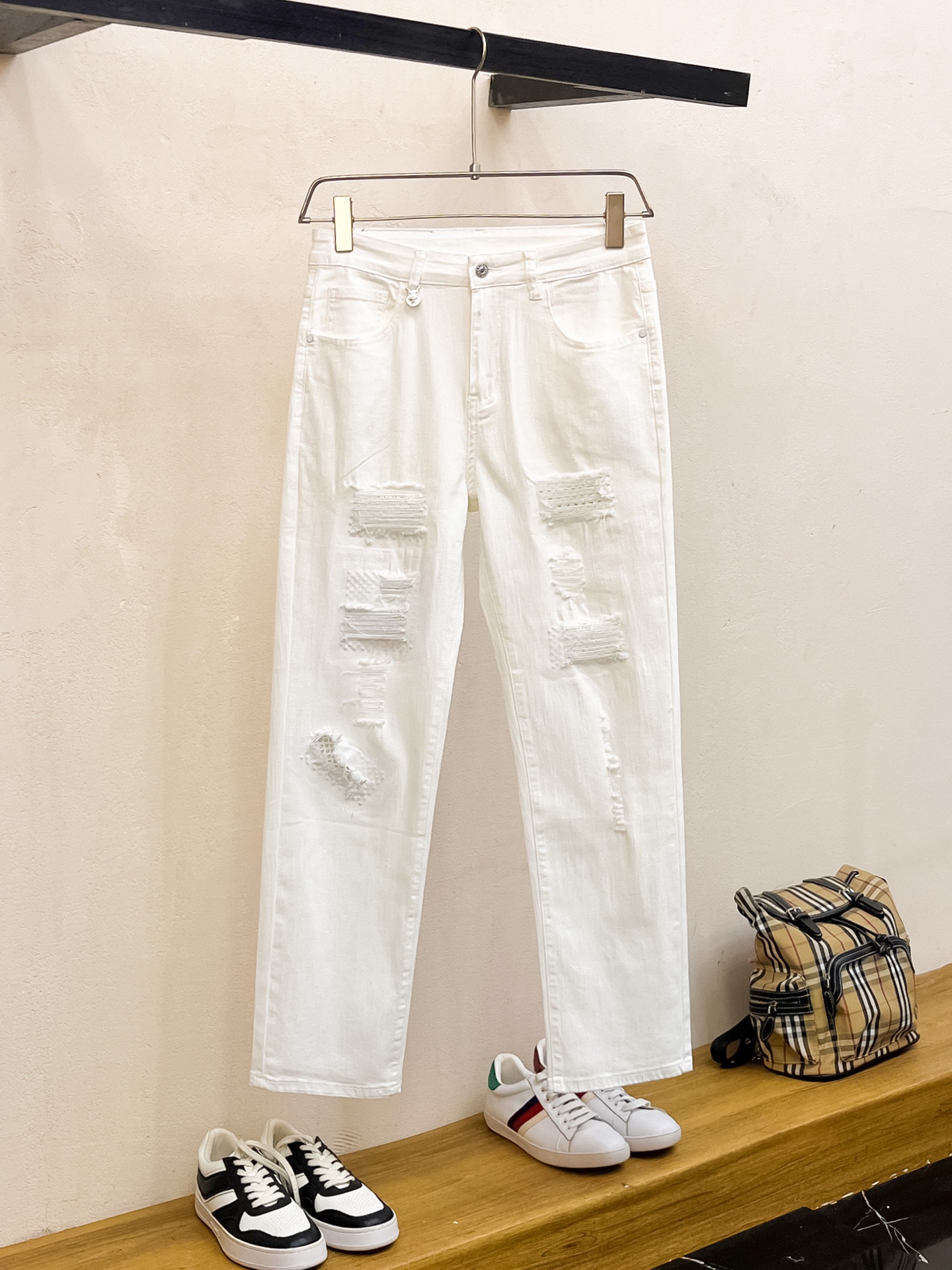 NO:160061,Versace 2025 spring and summer men's wash small straight jeans!  Trading company channel is awesome, with excellent quality, versatile versatile pants king in the fashion circle, European and American street photography mid-to-high frequency wear demonstration, leather waist brand logo design!  And it is a must-have item for luxury brands every season!  Very pure and minimalist design tone!  Adhering to the usual fashion proposition, it is quite eye-catching, which demonstrates its ingenuity and strongly posits its brand identity!  Customized Italian tannin fabrics are invincible in texture and have a charm, perfect style and tailoring, and excellent slimming effect. They can sweep the wardrobe and match any top set. They are widely compatible and casual, with full upper body shapes and invincible fashionable and versatile!  Size 29-38, versace, jeans, alexander wang19860909范思哲 2025春夏男士水洗小直筒牛仔裤！贸易公司渠道牛货,品相超赞,时尚圈万能的百搭裤王,欧美街拍中高频穿搭示范,皮革腰牌logo设计！且是奢侈品牌每季必出的单品！非常纯粹极简的设计基调！秉承了一贯的时尚主张,颇具看点,即彰显了匠心工艺又有力的标榜了品牌身份！客供意大利定制丹宁面料,质感无敌赞,颇具韵味,版型剪裁完美,提臀修身显瘦效果极佳,可横扫衣橱任何的上装搭配,兼容性广泛,休闲兼备,上身型款十足,无敌的时髦百搭神品！尺码29-38,,versace,jeans,alexander wang,Men's clothing