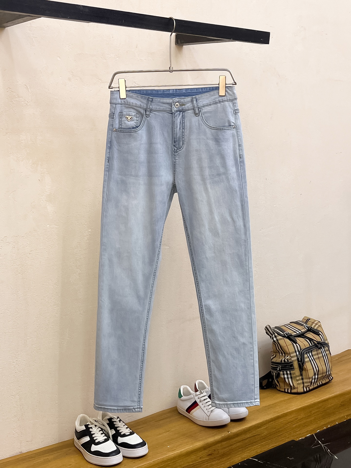 NO:160064,Prada 2025 Spring and Summer Men's Washed Small Straight Jeans!  Trading company channel is awesome, with excellent quality, versatile versatile pants king in the fashion circle, European and American street photography mid-to-high frequency wear demonstration, leather waist brand logo design!  And it is a must-have item for luxury brands every season!  Very pure and minimalist design tone!  Adhering to the usual fashion proposition, it is quite eye-catching, which demonstrates its ingenuity and strongly posits its brand identity!  Customized Italian tannin fabrics are invincible in texture and have a charm, perfect style and tailoring, and excellent slimming effect. They can sweep the wardrobe and match any top set. They are widely compatible and casual, with full upper body shapes and invincible fashionable and versatile!  Size 29-38, prada, jeans, alexander wang19860909普拉达 2025春夏男士水洗小直筒牛仔裤！贸易公司渠道牛货,品相超赞,时尚圈万能的百搭裤王,欧美街拍中高频穿搭示范,皮革腰牌logo设计！且是奢侈品牌每季必出的单品！非常纯粹极简的设计基调！秉承了一贯的时尚主张,颇具看点,即彰显了匠心工艺又有力的标榜了品牌身份！客供意大利定制丹宁面料,质感无敌赞,颇具韵味,版型剪裁完美,提臀修身显瘦效果极佳,可横扫衣橱任何的上装搭配,兼容性广泛,休闲兼备,上身型款十足,无敌的时髦百搭神品！尺码29-38,,prada,jeans,alexander wang,Men's clothing