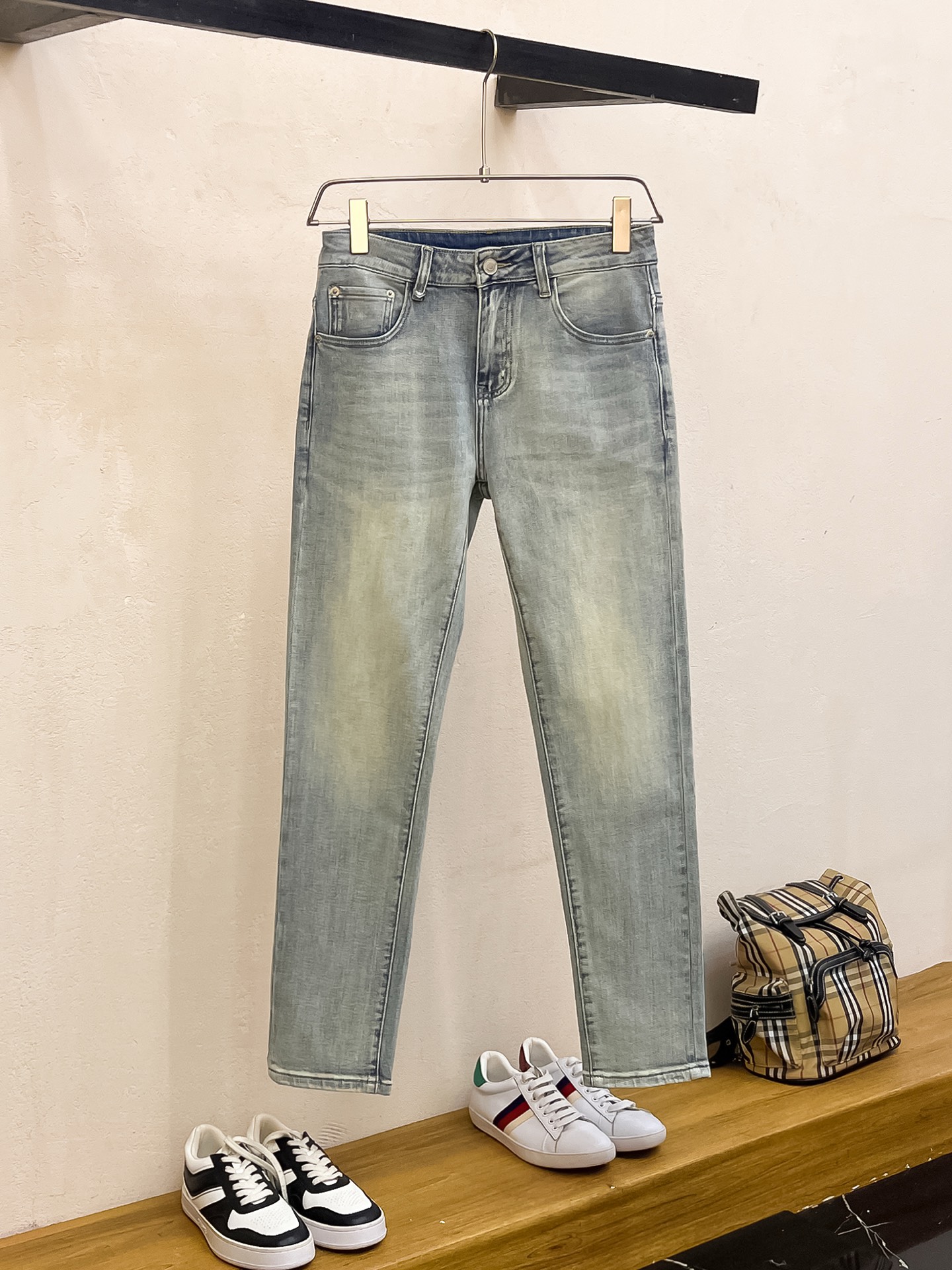 NO:160067,Armani 2025 spring and summer men's wash small straight jeans!  Trading company channel is awesome, with excellent quality, versatile versatile pants king in the fashion circle, European and American street photography mid-to-high frequency wear demonstration, leather waist brand logo design!  And it is a must-have item for luxury brands every season!  Very pure and minimalist design tone!  Adhering to the usual fashion proposition, it is quite eye-catching, which demonstrates its ingenuity and strongly posits its brand identity!  Customized Italian tannin fabrics are invincible in texture and have a charm, perfect style and tailoring, and excellent slimming effect. They can sweep the wardrobe and match any top set. They are widely compatible and casual, with full upper body shapes and invincible fashionable and versatile!  Size 29-38, Armani,jeans,alexander wang19860909阿玛尼 2025春夏男士水洗小直筒牛仔裤！贸易公司渠道牛货,品相超赞,时尚圈万能的百搭裤王,欧美街拍中高频穿搭示范,皮革腰牌logo设计！且是奢侈品牌每季必出的单品！非常纯粹极简的设计基调！秉承了一贯的时尚主张,颇具看点,即彰显了匠心工艺又有力的标榜了品牌身份！客供意大利定制丹宁面料,质感无敌赞,颇具韵味,版型剪裁完美,提臀修身显瘦效果极佳,可横扫衣橱任何的上装搭配,兼容性广泛,休闲兼备,上身型款十足,无敌的时髦百搭神品！尺码29-38,,armani,jeans,alexander wang,Men's clothing