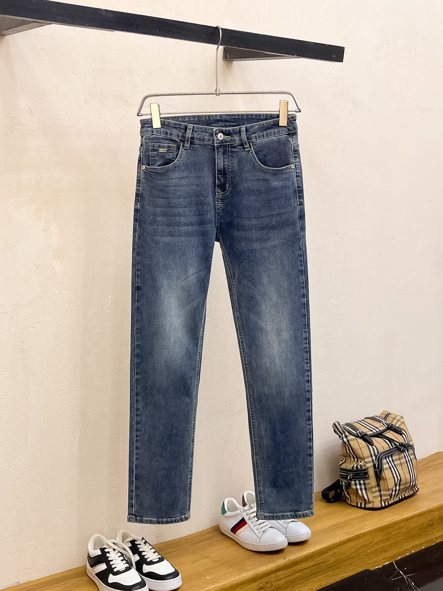 NO:160070,Jenia 2025 spring and summer men's wash small straight jeans!  Trading company channel is awesome, with excellent quality, versatile versatile pants king in the fashion circle, European and American street photography mid-to-high frequency wear demonstration, leather waist brand logo design!  And it is a must-have item for luxury brands every season!  Very pure and minimalist design tone!  Adhering to the usual fashion proposition, it is quite eye-catching, which demonstrates its ingenuity and strongly posits its brand identity!  Customized Italian tannin fabrics are invincible in texture and have a charm, perfect style and tailoring, and excellent slimming effect. They can sweep the wardrobe and match any top set. They are widely compatible and casual, with full upper body shapes and invincible fashionable and versatile!  Size 29-38, zegna, jeans, alexander wang19860909杰尼亚 2025春夏男士水洗小直筒牛仔裤！贸易公司渠道牛货,品相超赞,时尚圈万能的百搭裤王,欧美街拍中高频穿搭示范,皮革腰牌logo设计！且是奢侈品牌每季必出的单品！非常纯粹极简的设计基调！秉承了一贯的时尚主张,颇具看点,即彰显了匠心工艺又有力的标榜了品牌身份！客供意大利定制丹宁面料,质感无敌赞,颇具韵味,版型剪裁完美,提臀修身显瘦效果极佳,可横扫衣橱任何的上装搭配,兼容性广泛,休闲兼备,上身型款十足,无敌的时髦百搭神品！尺码29-38,,zegna,jeans,alexander wang,Men's clothing