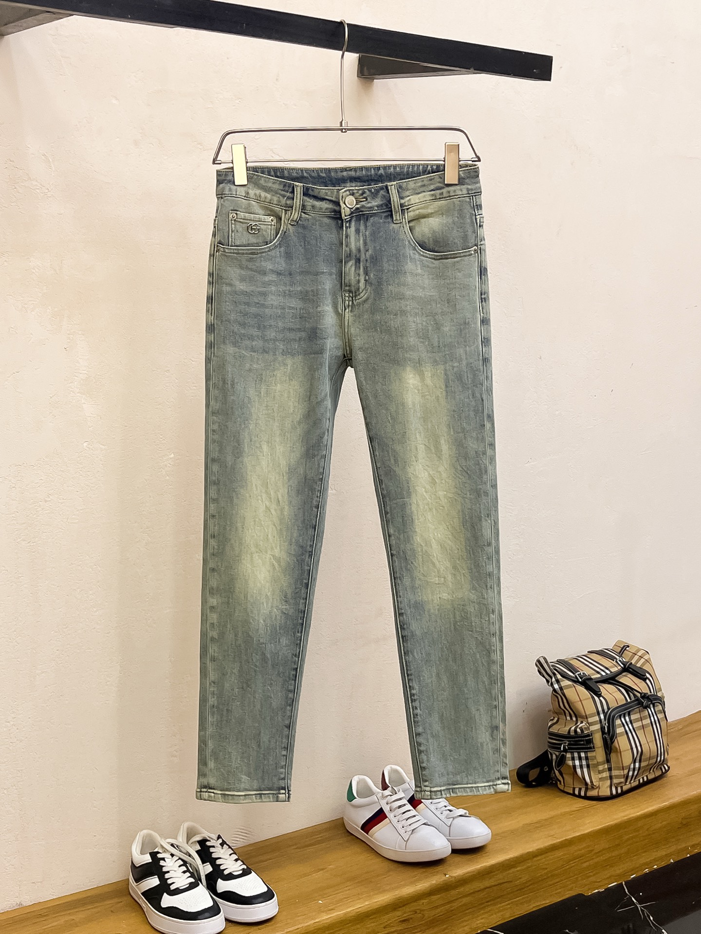 NO:160073,Gucci 2025 spring and summer men's wash small straight jeans!  Trading company channel is awesome, with excellent quality, versatile versatile pants king in the fashion circle, European and American street photography mid-to-high frequency wear demonstration, leather waist brand logo design!  And it is a must-have item for luxury brands every season!  Very pure and minimalist design tone!  Adhering to the usual fashion proposition, it is quite eye-catching, which demonstrates its ingenuity and strongly posits its brand identity!  Customized Italian tannin fabrics are invincible in texture and have a charm, perfect style and tailoring, and excellent slimming effect. They can sweep the wardrobe and match any top set. They are widely compatible and casual, with full upper body shapes and invincible fashionable and versatile!  Size 29-38, gucci, jeans, alexander wang19860909古驰 2025春夏男士水洗小直筒牛仔裤！贸易公司渠道牛货,品相超赞,时尚圈万能的百搭裤王,欧美街拍中高频穿搭示范,皮革腰牌logo设计！且是奢侈品牌每季必出的单品！非常纯粹极简的设计基调！秉承了一贯的时尚主张,颇具看点,即彰显了匠心工艺又有力的标榜了品牌身份！客供意大利定制丹宁面料,质感无敌赞,颇具韵味,版型剪裁完美,提臀修身显瘦效果极佳,可横扫衣橱任何的上装搭配,兼容性广泛,休闲兼备,上身型款十足,无敌的时髦百搭神品！尺码29-38,,gucci,jeans,alexander wang,Men's clothing