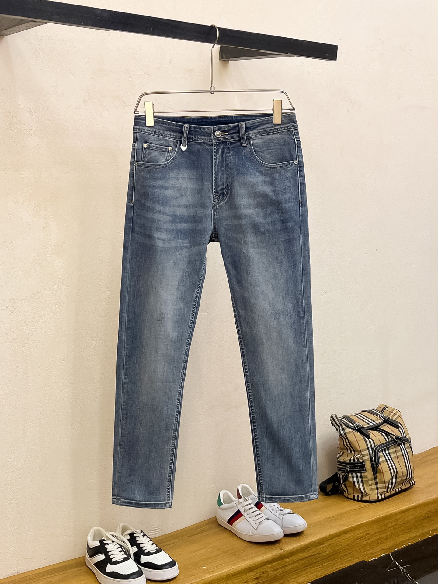 NO:160076,Armani 2025 spring and summer men's wash small straight jeans!  Trading company channel is awesome, with excellent quality, versatile versatile pants king in the fashion circle, European and American street photography mid-to-high frequency wear demonstration, leather waist brand logo design!  And it is a must-have item for luxury brands every season!  Very pure and minimalist design tone!  Adhering to the usual fashion proposition, it is quite eye-catching, which demonstrates its ingenuity and strongly posits its brand identity!  Customized Italian tannin fabrics are invincible in texture and have a charm, perfect style and tailoring, and excellent slimming effect. They can sweep the wardrobe and match any top set. They are widely compatible and casual, with full upper body shapes and invincible fashionable and versatile!  Size 29-38, Armani,jeans,alexander wang19860909阿玛尼 2025春夏男士水洗小直筒牛仔裤！贸易公司渠道牛货,品相超赞,时尚圈万能的百搭裤王,欧美街拍中高频穿搭示范,皮革腰牌logo设计！且是奢侈品牌每季必出的单品！非常纯粹极简的设计基调！秉承了一贯的时尚主张,颇具看点,即彰显了匠心工艺又有力的标榜了品牌身份！客供意大利定制丹宁面料,质感无敌赞,颇具韵味,版型剪裁完美,提臀修身显瘦效果极佳,可横扫衣橱任何的上装搭配,兼容性广泛,休闲兼备,上身型款十足,无敌的时髦百搭神品！尺码29-38,,armani,jeans,alexander wang,Men's clothing