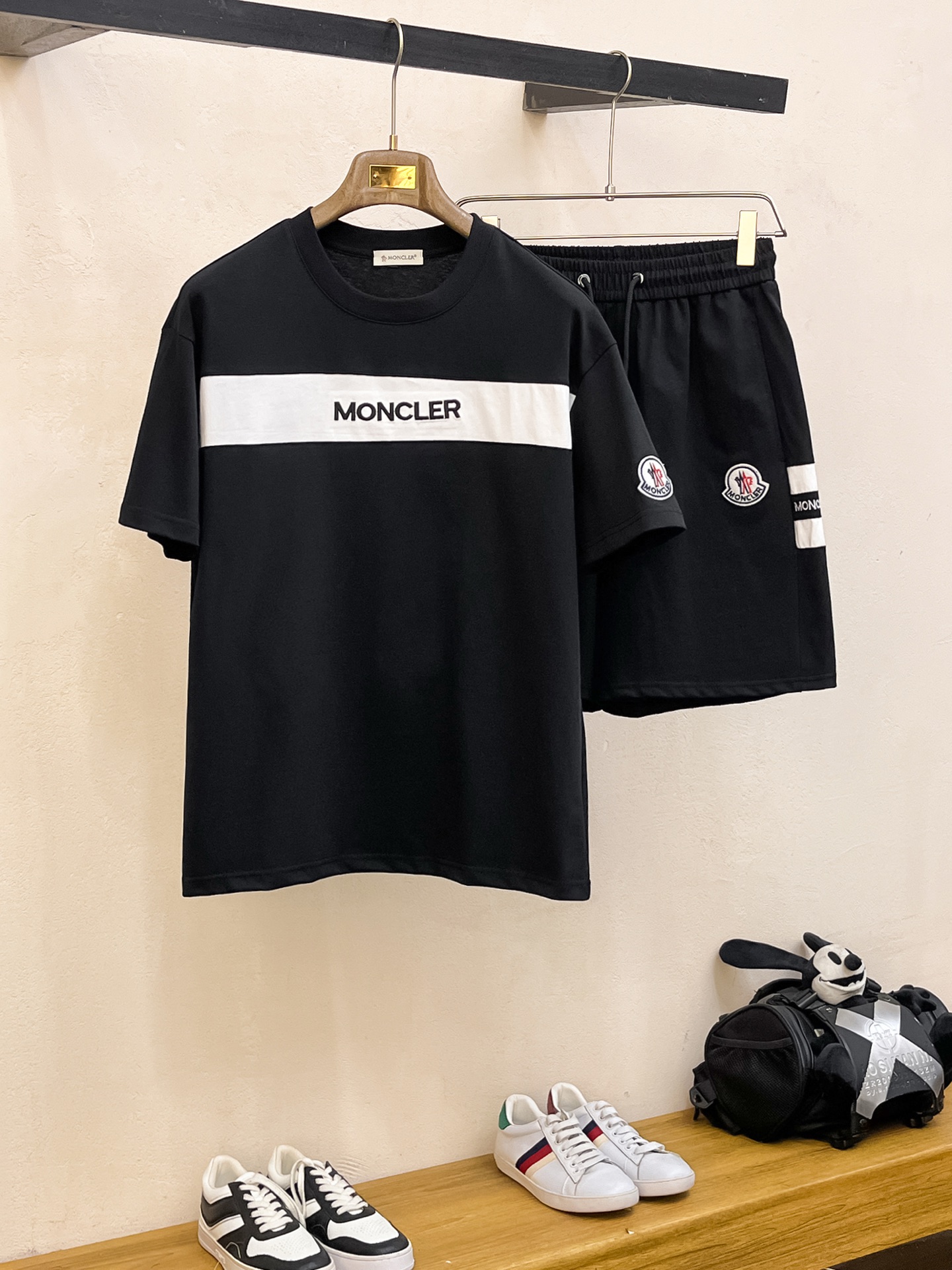 NO:142433,The cover 2025ss round neck short sleeve shorts suit. The upper body of the pure cotton fabric will not be stuffy, the smooth and comfortable skin-friendly effect will be more breathable, the fabric will have a texture feel, the classic logo craftsmanship, a new interpretation of the unique angle, the first choice for fashionable and versatile!  Number of codes: M-3XL, shipped the next day, Moncler, shorts, T-shirt, alexander wang19860909蒙口 2025ss圆领短袖短裤套装 纯棉面料上身不会闷热,爽滑舒适的亲肤效果更加透气,面料自带肌理感 经典徽标工艺 独有的角度全新演绎 时尚百搭首选！码数:M-3XL,隔天出货,,Moncler,shorts,T-shirt,alexander wang,Men's clothing