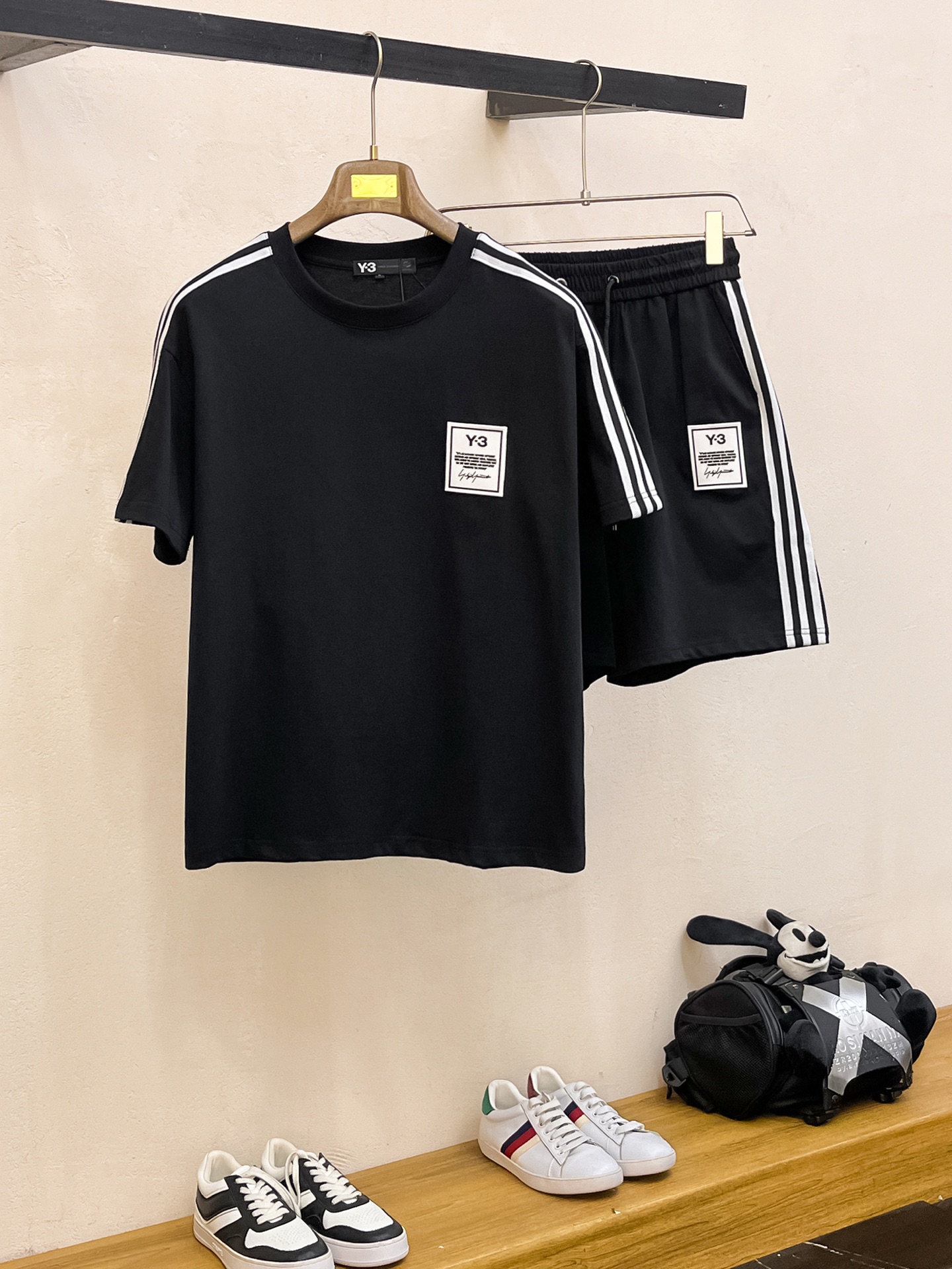 NO:142430,Y3 2025ss round neck short sleeve shorts suit. Pure cotton fabric is not stuffy on the upper body, smooth and comfortable skin-friendly effect is more breathable, the fabric has a texture feel, classic logo craftsmanship, unique angle new interpretation, fashionable and versatile first choice!  Number of codes: M-3XL, shipped the next day, shorts, T-shirt, alexander wang19860909Y3 2025ss圆领短袖短裤套装 纯棉面料上身不会闷热,爽滑舒适的亲肤效果更加透气,面料自带肌理感 经典徽标工艺 独有的角度全新演绎 时尚百搭首选！码数:M-3XL,隔天出货,,shorts,T-shirt,alexander wang,Men's clothing