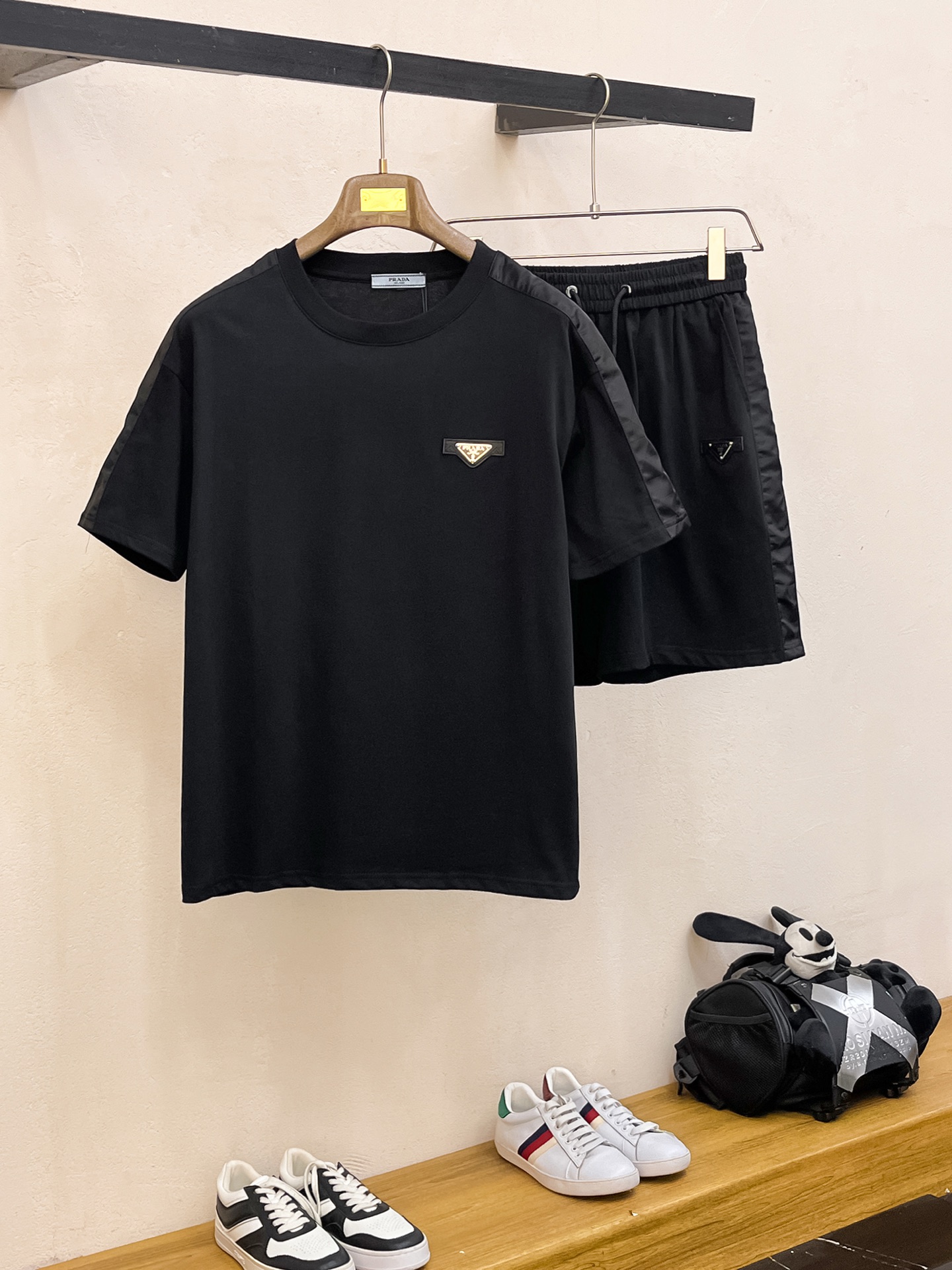 NO:142421,Prada 2025ss round neck short sleeve shorts suit. Pure cotton fabric is not stuffy on the upper body, smooth and comfortable skin-friendly effect is more breathable, the fabric has a texture feel, classic logo craftsmanship, unique angle new interpretation, fashionable and versatile first choice!  Number of codes: M-3XL, shipment the next day, prada, shorts, T-shirt, alexander wang19860909普拉达 2025ss圆领短袖短裤套装 纯棉面料上身不会闷热,爽滑舒适的亲肤效果更加透气,面料自带肌理感 经典徽标工艺 独有的角度全新演绎 时尚百搭首选！码数:M-3XL,隔天出货,,prada,shorts,T-shirt,alexander wang,Men's clothing