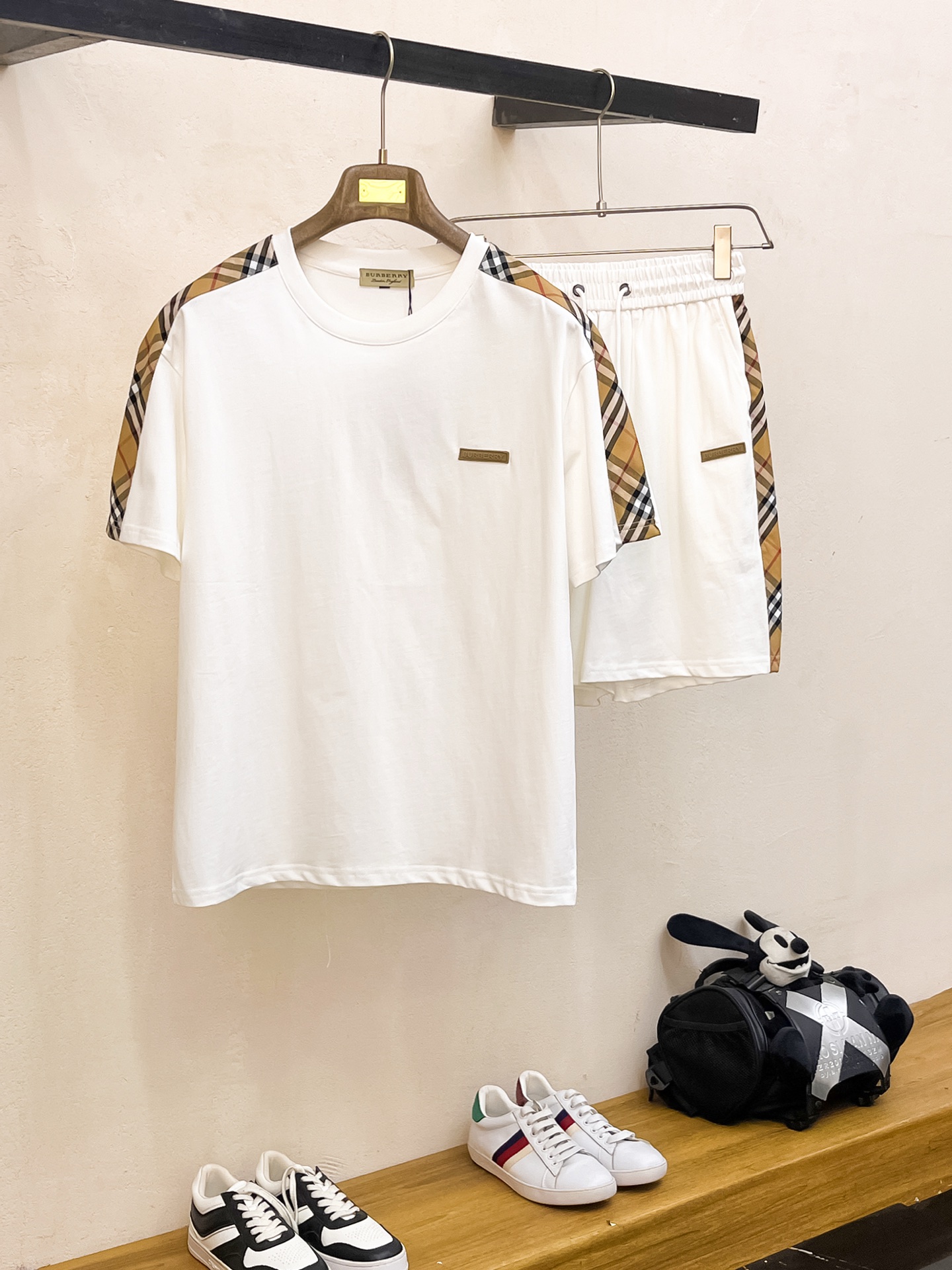 NO:142418,Gucci 2025 Ss Round Neck Short Sleeve Shorts Set Pure Cotton fabric will not be stuffy on the upper body, smooth and comfortable skin-friendly effect will be more breathable, the fabric will have a sense of texture, classic logo craftsmanship, unique angle new interpretation, fashionable and versatile first choice!  Number of codes: M-3XL, shipped the next day, gucci, shorts, T-shirt, alexander wang19860909古驰 2025ss圆领短袖短裤套装 纯棉面料上身不会闷热,爽滑舒适的亲肤效果更加透气,面料自带肌理感 经典徽标工艺 独有的角度全新演绎 时尚百搭首选！码数:M-3XL,隔天出货,,gucci,shorts,T-shirt,alexander wang,Men's clothing