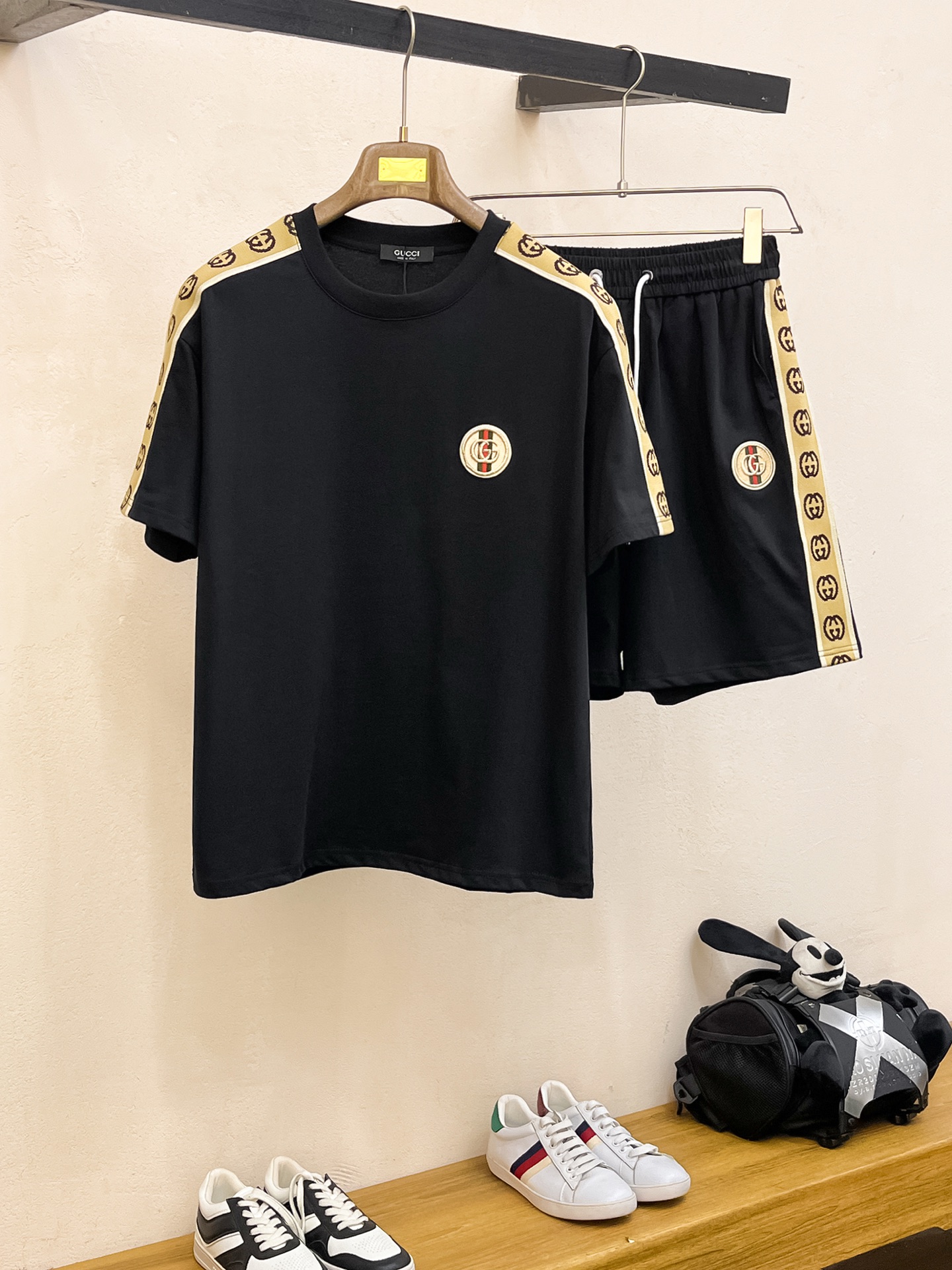 NO:142427,The cover 2025ss round neck short sleeve shorts suit. The upper body of the pure cotton fabric will not be stuffy, the smooth and comfortable skin-friendly effect will be more breathable, the fabric will have a texture feel, the classic logo craftsmanship, a new interpretation of the unique angle, the first choice for fashionable and versatile!  Number of codes: M-3XL, shipped the next day, Moncler, shorts, T-shirt, alexander wang19860909蒙口 2025ss圆领短袖短裤套装 纯棉面料上身不会闷热,爽滑舒适的亲肤效果更加透气,面料自带肌理感 经典徽标工艺 独有的角度全新演绎 时尚百搭首选！码数:M-3XL,隔天出货,,Moncler,shorts,T-shirt,alexander wang,Men's clothing