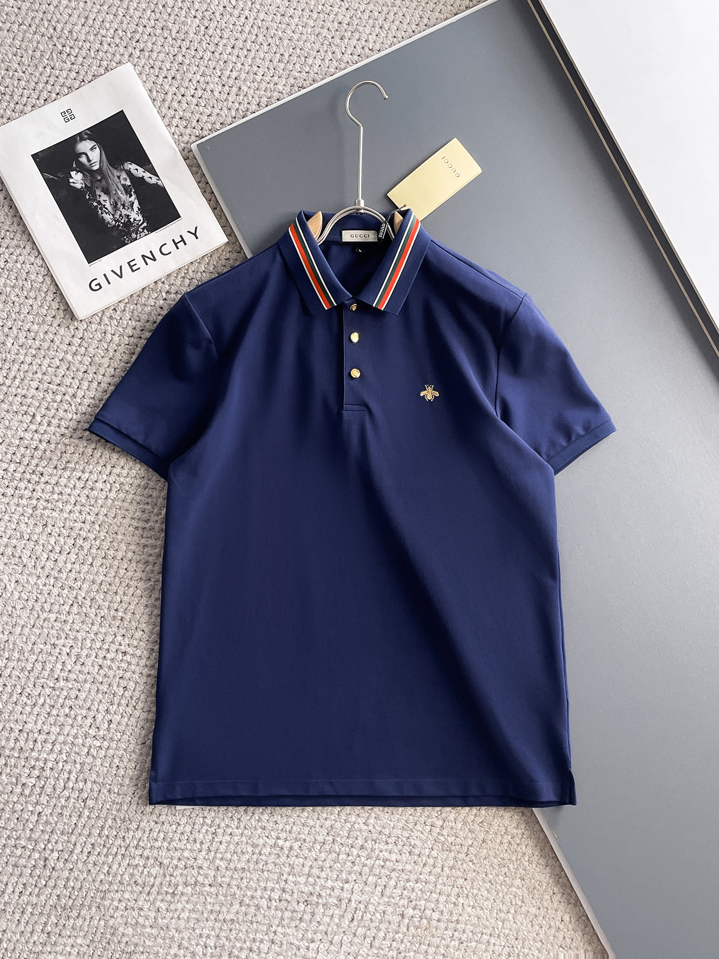 NO:161807,Gucci 2025ss summer new letter logo men's lapel Polo shirt!  Classic business men's style, high-end men's style at the ceiling level of business men's style!  Simple, fashionable and elegant, single-wearing inner wear is decent, quality control/detail control takes away, low-key, luxurious and connotative!  Customer-supplied fixed mesh flooring cotton cloth is carefully made, the surface of the fabric is evenly arranged and neatly arranged, with excellent breathability and heat dissipation and sweat resistance, and the comfort level of the upper body is completely better than that of ordinary single-sided sweat cloth tissue!  The classic brand LOGO logo on the chest is created with top-level craftsmanship. The LOGO has three-dimensional, clear and full texture, and is an extraordinary product in the classic field whether it is inner wear or single wear!  The exquisite cutting process, the processing of every detail is very standard and delicate, and it is comparable to that of ordinary LOW products on the market. Men must enter the basic versatile Polo shirts!  Multi-color Size M-3xl, gucci,alexander wang19860909古驰 2025ss夏季新款字母logo男士翻领Polo衫！经典商务男款,高端男装的天花板级别的商务男款！简约时尚大气不失优雅,单穿内搭体面过人,品质控/细节控的闭眼带走,低调又奢华有内涵！ 客供定织网眼珠地棉布精心制成,面料表面排列均匀整齐的网眼纹理,透气性和散热排汗性极佳,上身舒适程度完全优于普通单面汗布组织！胸前经典的品牌LOGO标识,采用顶级工艺打造,LOGO立体清晰饱满,质感非凡的特质,无论是内搭还是单穿都是一款经典领域的产品！精妙绝伦的裁剪工艺,每一个细节处理的非常标准细腻,非市面一般LOW货可以媲美的,男士必入基础百搭款Polo衫推荐！ 颜色多颜色 尺码M-3xl,,gucci,alexander wang,Men's clothing