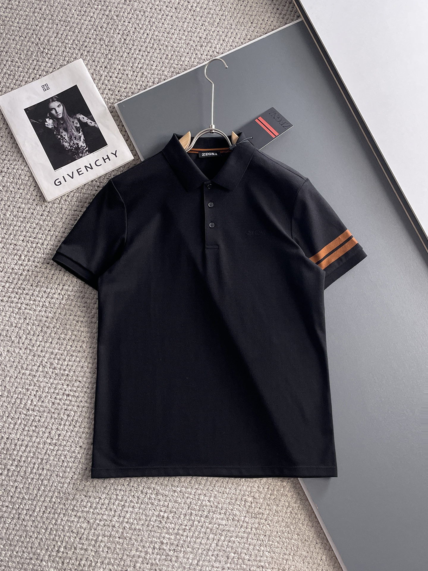 NO:161803,Zenia 2025ss summer new letter logo men's lapel Polo shirt!  Classic business men's style, high-end men's style at the ceiling level of business men's style!  Simple, fashionable and elegant, single-wearing inner wear is decent, quality control/detail control takes away, low-key, luxurious and connotative!  Customer-supplied fixed mesh flooring cotton cloth is carefully made, the surface of the fabric is evenly arranged and neatly arranged, with excellent breathability and heat dissipation and sweat resistance, and the comfort level of the upper body is completely better than that of ordinary single-sided sweat cloth tissue!  The classic brand LOGO logo on the chest is created with top-level craftsmanship. The LOGO has three-dimensional, clear and full texture, and is an extraordinary product in the classic field whether it is inner wear or single wear!  The exquisite cutting process, the processing of every detail is very standard and delicate, and it is comparable to that of ordinary LOW products on the market. Men must enter the basic versatile Polo shirts!  Multi-color Size M-3xl, zegna,alexander wang19860909杰尼亚 2025ss夏季新款字母logo男士翻领Polo衫！经典商务男款,高端男装的天花板级别的商务男款！简约时尚大气不失优雅,单穿内搭体面过人,品质控/细节控的闭眼带走,低调又奢华有内涵！ 客供定织网眼珠地棉布精心制成,面料表面排列均匀整齐的网眼纹理,透气性和散热排汗性极佳,上身舒适程度完全优于普通单面汗布组织！胸前经典的品牌LOGO标识,采用顶级工艺打造,LOGO立体清晰饱满,质感非凡的特质,无论是内搭还是单穿都是一款经典领域的产品！精妙绝伦的裁剪工艺,每一个细节处理的非常标准细腻,非市面一般LOW货可以媲美的,男士必入基础百搭款Polo衫推荐！ 颜色多颜色 尺码M-3xl,,zegna,alexander wang,Men's clothing