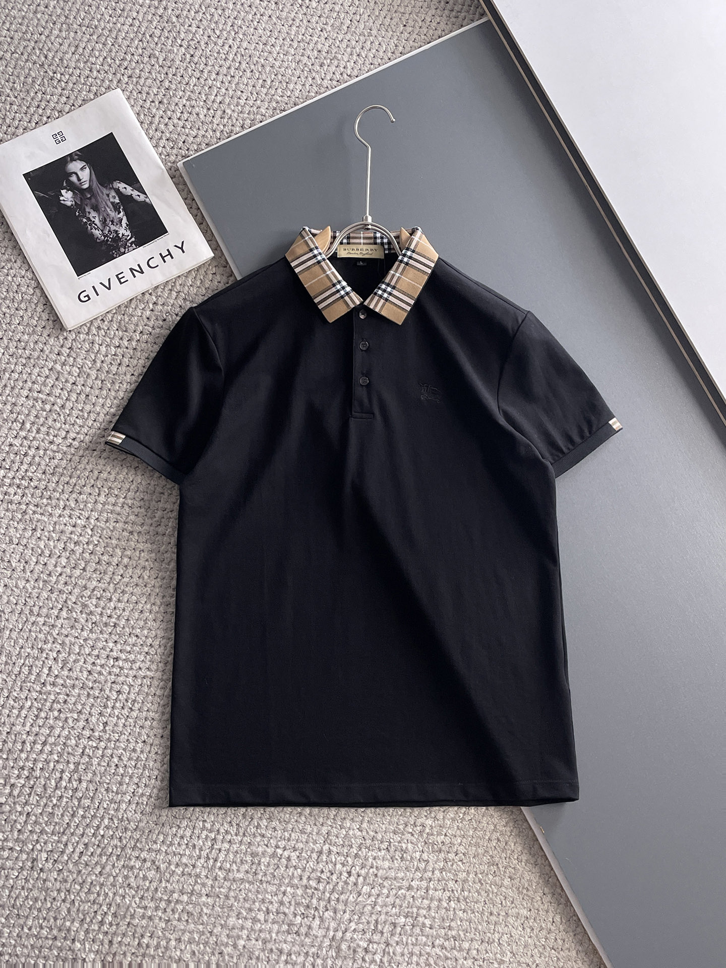 NO:161800,Burberry 2025ss summer new letter logo men's lapel Polo shirt!  Classic business men's style, high-end men's style at the ceiling level of business men's style!  Simple, fashionable and elegant, single-wearing inner wear is decent, quality control/detail control takes away, low-key, luxurious and connotative!  Customer-supplied fixed mesh flooring cotton cloth is carefully made, the surface of the fabric is evenly arranged and neatly arranged, with excellent breathability and heat dissipation and sweat resistance, and the comfort level of the upper body is completely better than that of ordinary single-sided sweat cloth tissue!  The classic brand LOGO logo on the chest is created with top-level craftsmanship. The LOGO has three-dimensional, clear and full texture, and is an extraordinary product in the classic field whether it is inner wear or single wear!  The exquisite cutting process, the processing of every detail is very standard and delicate, and it is comparable to that of ordinary LOW products on the market. Men must enter the basic versatile Polo shirts!  Multi-color Size M-3xl, Burberry, Alexander wang19860909巴宝莉 2025ss夏季新款字母logo男士翻领Polo衫！经典商务男款,高端男装的天花板级别的商务男款！简约时尚大气不失优雅,单穿内搭体面过人,品质控/细节控的闭眼带走,低调又奢华有内涵！ 客供定织网眼珠地棉布精心制成,面料表面排列均匀整齐的网眼纹理,透气性和散热排汗性极佳,上身舒适程度完全优于普通单面汗布组织！胸前经典的品牌LOGO标识,采用顶级工艺打造,LOGO立体清晰饱满,质感非凡的特质,无论是内搭还是单穿都是一款经典领域的产品！精妙绝伦的裁剪工艺,每一个细节处理的非常标准细腻,非市面一般LOW货可以媲美的,男士必入基础百搭款Polo衫推荐！ 颜色多颜色 尺码M-3xl,,burberry,alexander wang,Men's clothing