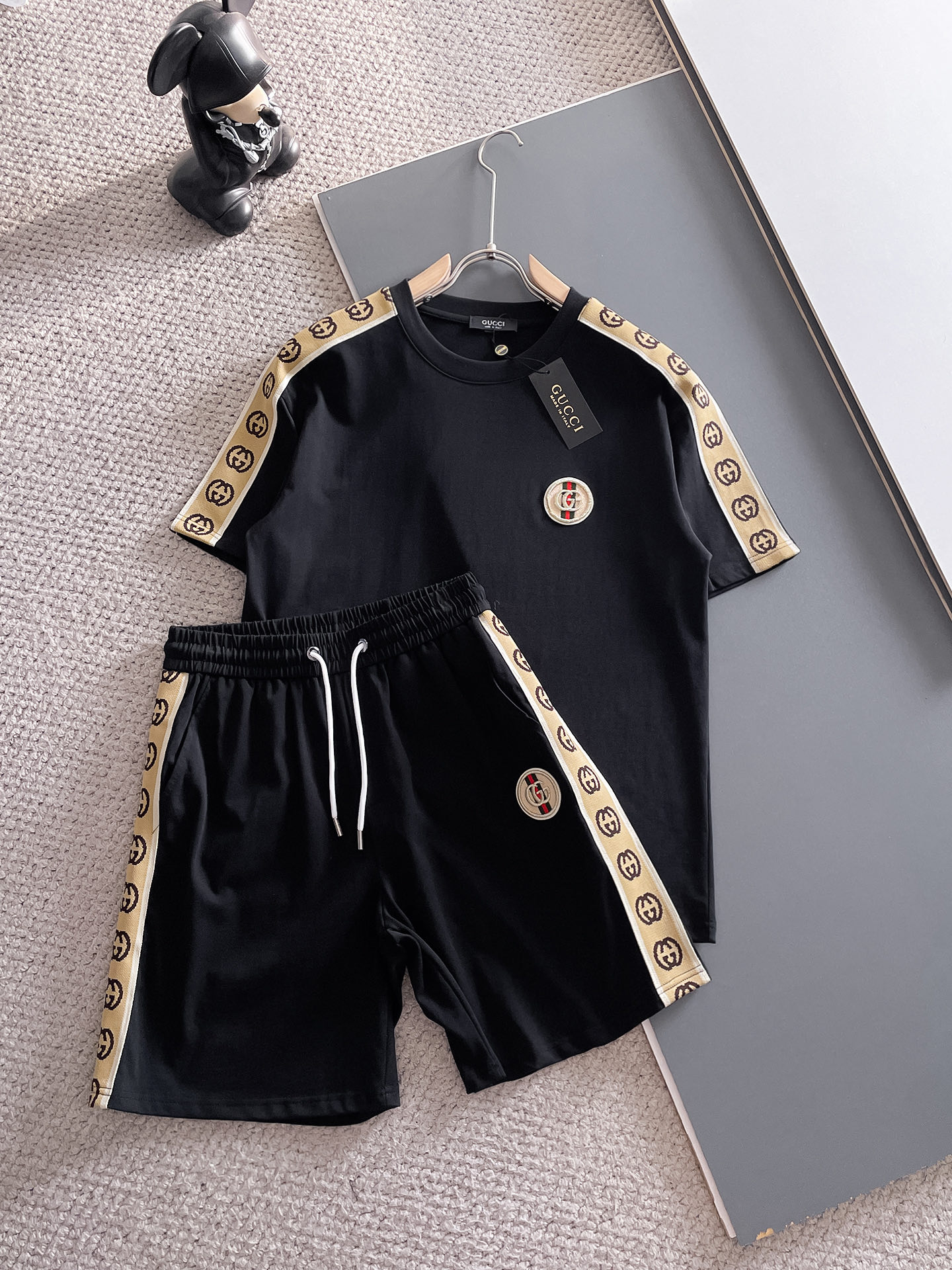 NO:151380,The new suit uses exclusive imported customized fabrics for customer supply. The surface of the fabric is very textured and obvious. The upper body is breathable, light and comfortable. The details show the design characteristics and exquisite craftsmanship. The overall details are wonderful!  The overall style is fashionable, simple and generous. The same style for men and women, couples. The number of code M-3XL, alexander wang19860909新款套装采用客供独家进口定制面料,面料表面非常有质感显而易见,上身透气轻薄十分舒适,细节处彰显设计特色与精湛工艺,整体细节美妙绝伦！整体款式时尚简洁大方.男女同款,情侣款.码数M-3XL,,alexander wang,Men's clothing