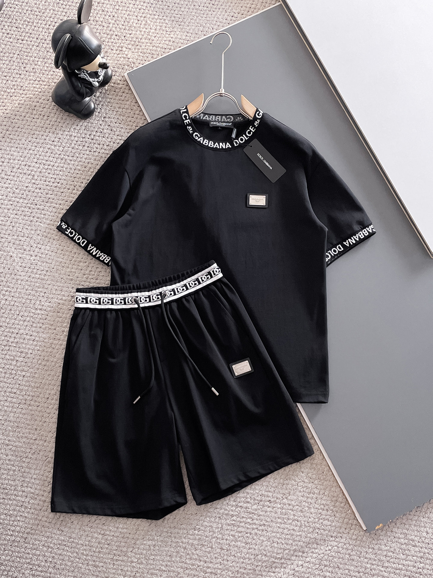 NO:151391,Dolce & Gabbana Spring and summer latest style, men and women, classic design short-sleeved T-shirt shorts suit, customized pure cotton fabric, soft touch, comfortable to wear, fine workmanship. The upper body effect is invincible and handsome, size M-3XL, Dolce & Gabbana, shorts, T-shirt, tees, t-shirt, alexander wang19860909杜嘉班纳 春夏最新款,男女同款,经典设计短袖T恤短裤套装,定制纯棉面料,手感柔软,穿着舒适,做工精细.上身效果无敌帅气,码数M-3XL,,Dolce&Gabbana,shorts,T-shirt,tees，t-shirt,alexander wang,Men's clothing