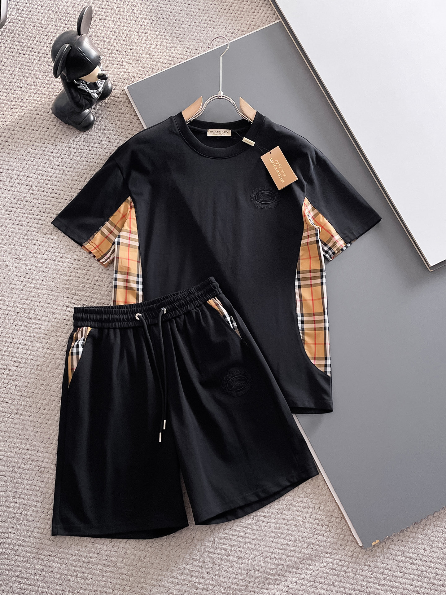 NO:151415,Burberry's latest spring and summer style, same style for men and women, classic design short-sleeved T-shirt shorts suit, customized pure cotton fabric, soft touch, comfortable to wear, fine workmanship. The upper body effect is invincible and handsome, size M-3XL, burberry, shorts, T-shirt, tees, t-shirt, alexander wang19860909巴宝莉 春夏最新款,男女同款,经典设计短袖T恤短裤套装,定制纯棉面料,手感柔软,穿着舒适,做工精细.上身效果无敌帅气,码数M-3XL,,burberry,shorts,T-shirt,tees，t-shirt,alexander wang,Men's clothing