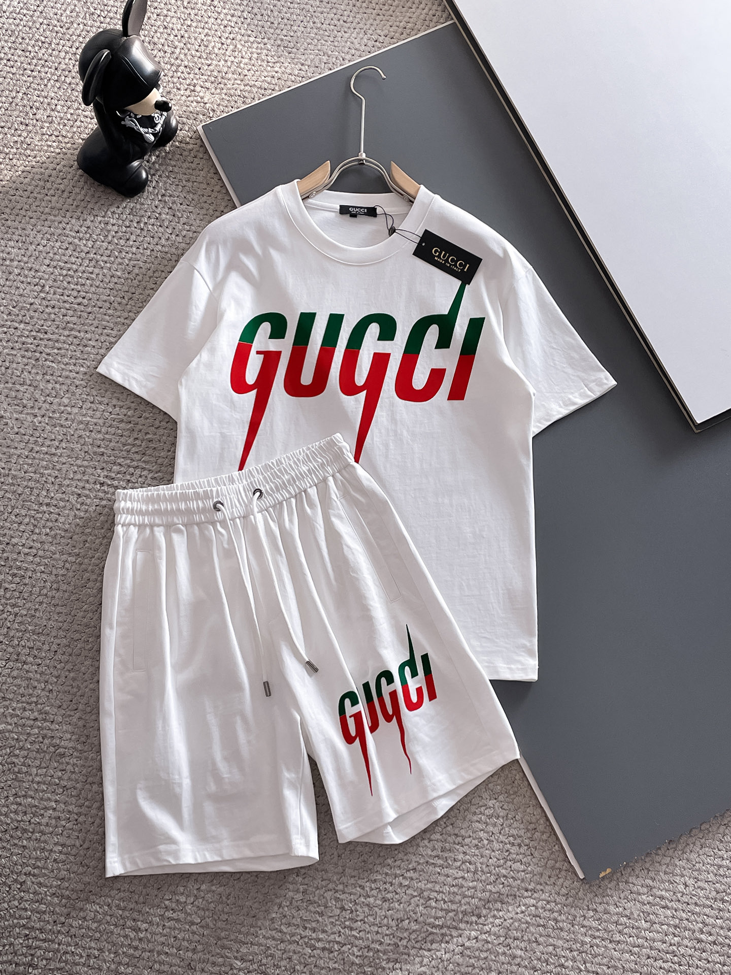 NO:151385,Gucci's latest spring and summer style, same style for men and women, classic design short-sleeved T-shirt shorts suit, customized pure cotton fabric, soft feel, comfortable to wear, fine workmanship. The upper body effect is invincible and handsome, size M-3XL, gucci, shorts, T-shirt, tees, t-shirt, alexander wang19860909古驰 春夏最新款,男女同款,经典设计短袖T恤短裤套装,定制纯棉面料,手感柔软,穿着舒适,做工精细.上身效果无敌帅气,码数M-3XL,,gucci,shorts,T-shirt,tees，t-shirt,alexander wang,Men's clothing
