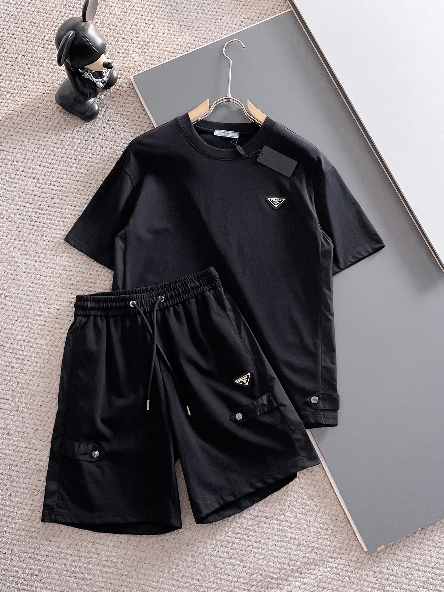 NO:151403,Prada is the latest spring and summer style, the same style for men and women, classic design short-sleeved T-shirt shorts suit, customized pure cotton fabric, soft touch, comfortable to wear, fine workmanship. The upper body effect is invincible and handsome, size M-3XL, prada, shorts, T-shirt, tees, t-shirt, alexander wang19860909普拉达 春夏最新款,男女同款,经典设计短袖T恤短裤套装,定制纯棉面料,手感柔软,穿着舒适,做工精细.上身效果无敌帅气,码数M-3XL,,prada,shorts,T-shirt,tees，t-shirt,alexander wang,Men's clothing