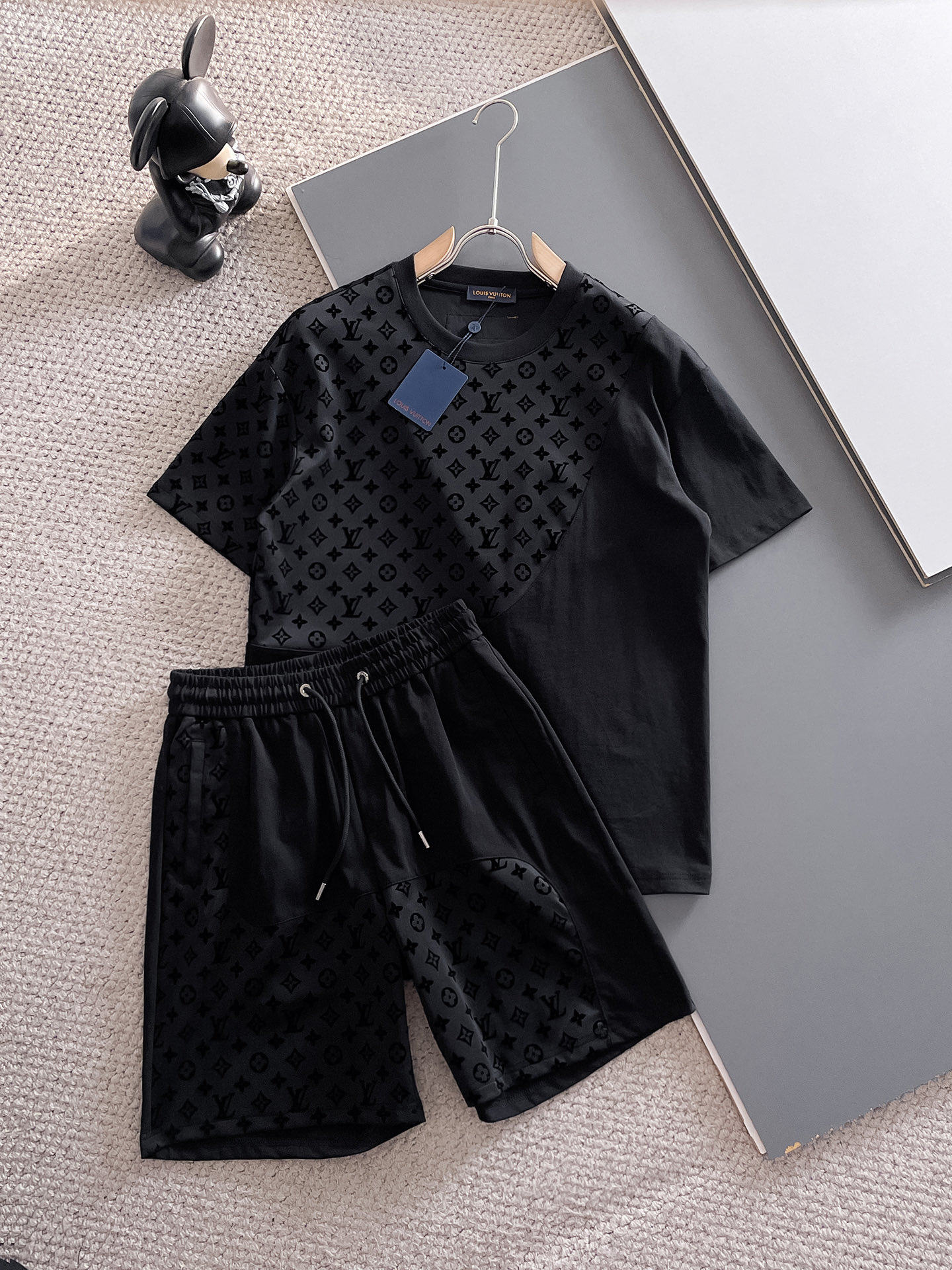 NO:151409,LV Spring and summer latest models, men and women, classic design short-sleeved T-shirt shorts suit, customized cotton fabric, soft touch, comfortable to wear, fine workmanship. The upper body effect is invincible and handsome, size M-3XL, louis vuitton, shorts, T-shirt, tees, t-shirt, alexander wang19860909LV 春夏最新款,男女同款,经典设计短袖T恤短裤套装,定制纯棉面料,手感柔软,穿着舒适,做工精细.上身效果无敌帅气,码数M-3XL,,louis vuitton,shorts,T-shirt,tees，t-shirt,alexander wang,Men's clothing