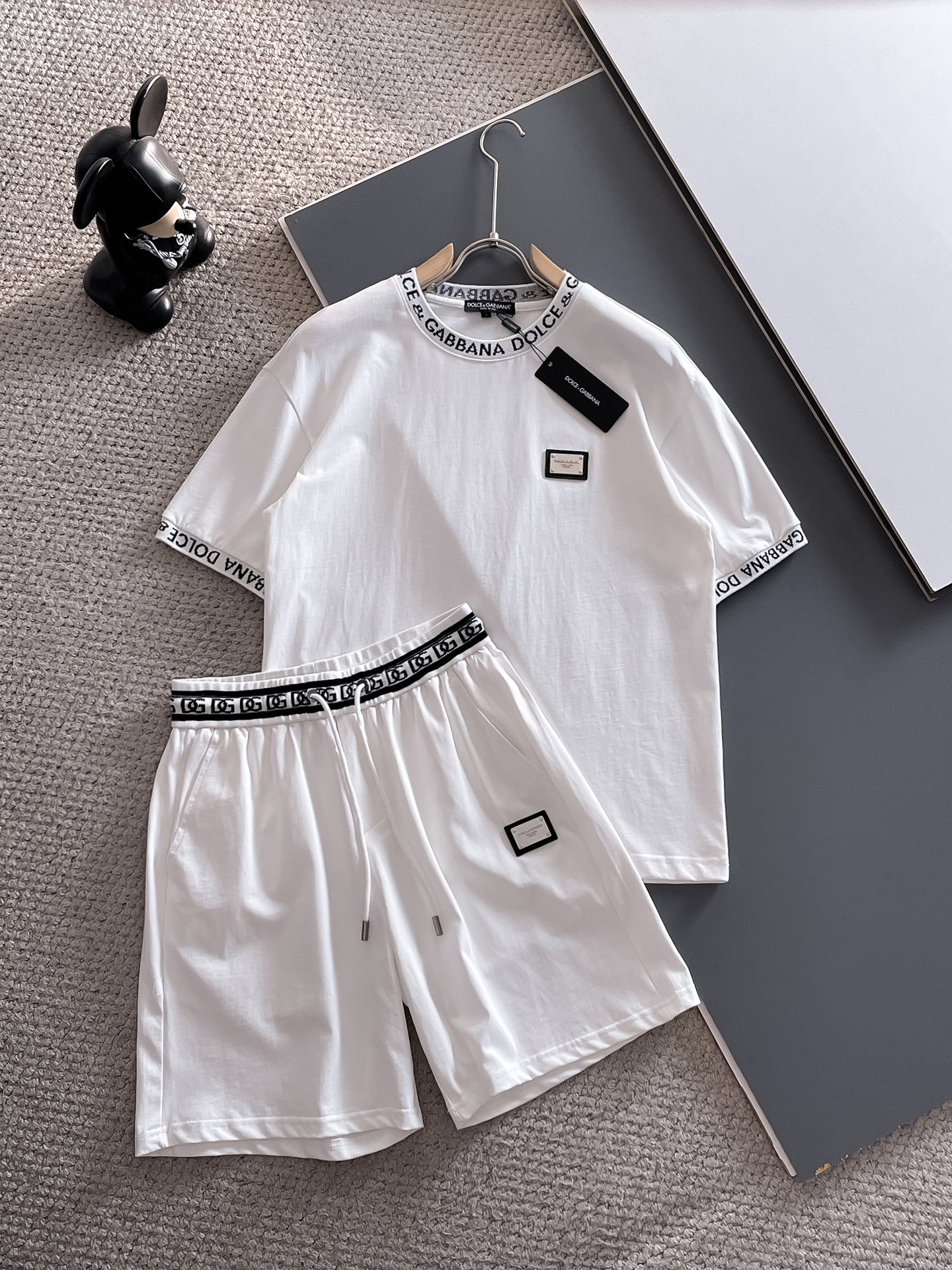 NO:151397,Dolce & Gabbana Spring and summer latest style, men and women, classic design short-sleeved T-shirt shorts suit, customized pure cotton fabric, soft touch, comfortable to wear, fine workmanship. The upper body effect is invincible and handsome, size M-3XL, Dolce & Gabbana, shorts, T-shirt, tees, t-shirt, alexander wang19860909杜嘉班纳 春夏最新款,男女同款,经典设计短袖T恤短裤套装,定制纯棉面料,手感柔软,穿着舒适,做工精细.上身效果无敌帅气,码数M-3XL,,Dolce&Gabbana,shorts,T-shirt,tees，t-shirt,alexander wang,Men's clothing