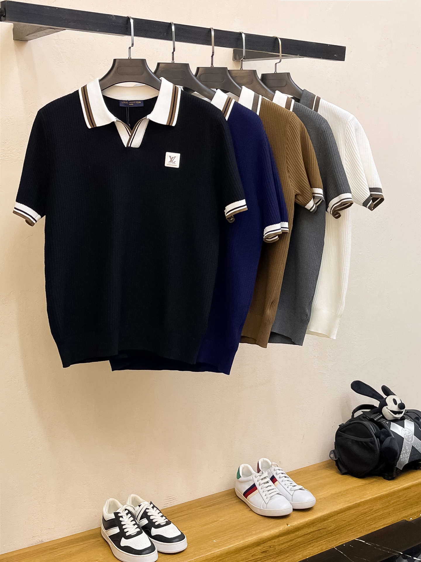 LV 2026新品短袖Polo，帅气时尚，顶级绣花字母logo，简约百搭款。面料针织 不仅挺括，保持潮流