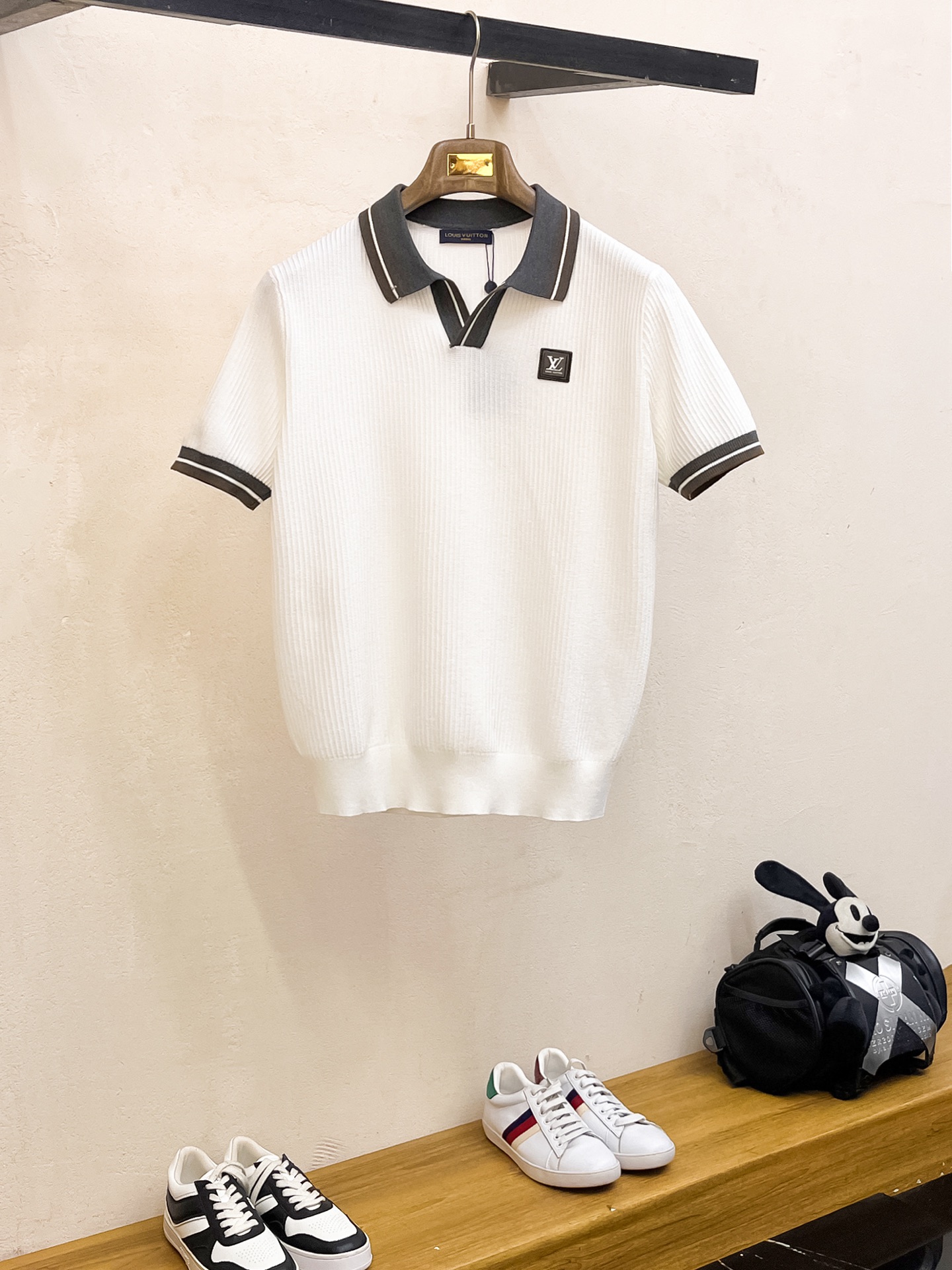 NO:442455,LV 2025 new short-sleeved polo, handsome and fashionable, top-grade embroidered letter logo, simple and versatile style. The fabric is knitted not only crisp, maintains the trendy silhouette, and is comfortable to wear, and the yarn is more delicate, the number M-3XL, louis vuitton, T-shirt, alexander wang19860909LV 2025新品短袖polo,帅气时尚,顶级绣花字母logo,简约百搭款.面料针织 不仅挺括,保持潮流的廓形,又穿着舒适,纱织更细腻,码数M-3XL,,louis vuitton,T-shirt,alexander wang,Men's clothing
