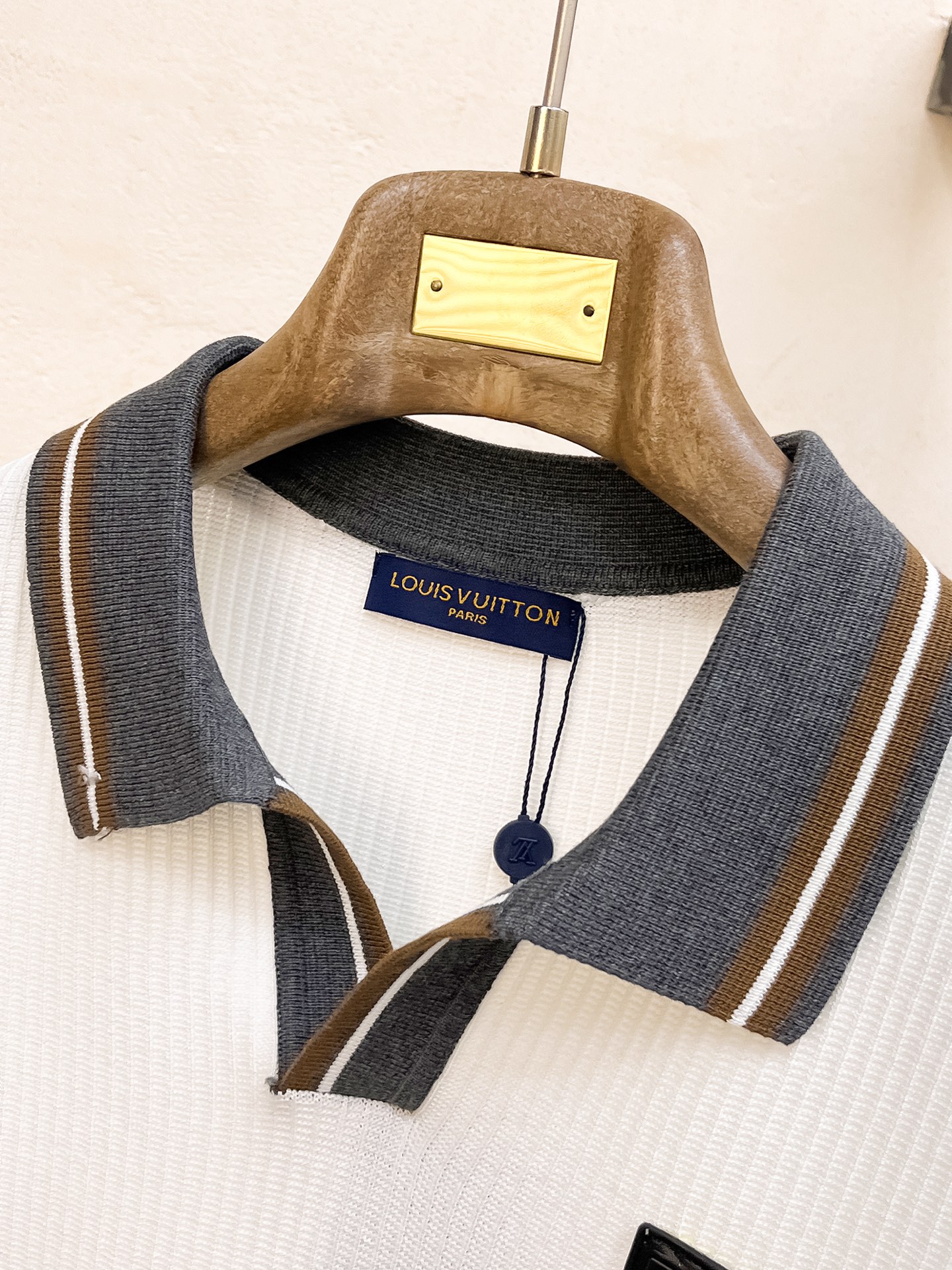 LV 2026新品短袖Polo，帅气时尚，顶级绣花字母logo，简约百搭款。面料针织 不仅挺括，保持潮流