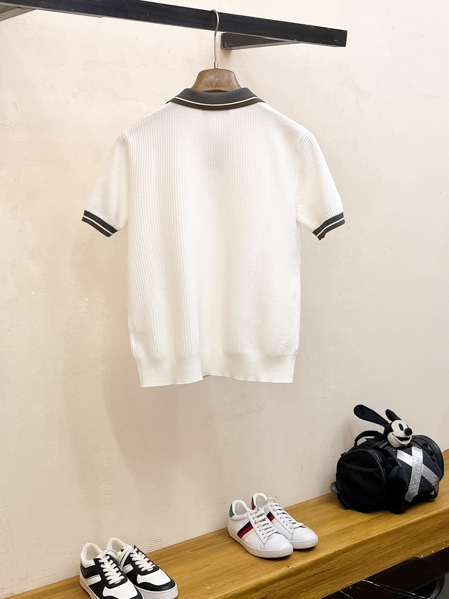 LV 2026新品短袖Polo，帅气时尚，顶级绣花字母logo，简约百搭款。面料针织 不仅挺括，保持潮流