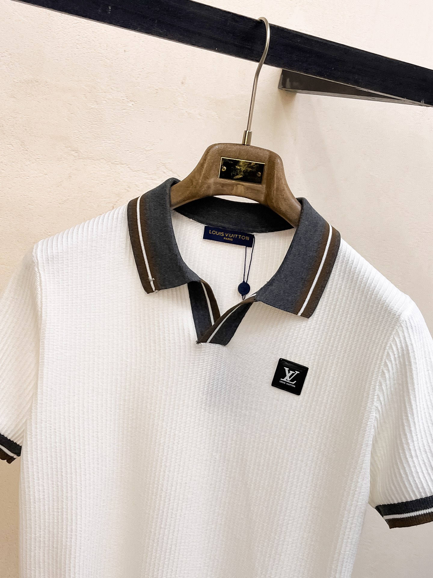 LV 2026新品短袖Polo，帅气时尚，顶级绣花字母logo，简约百搭款。面料针织 不仅挺括，保持潮流