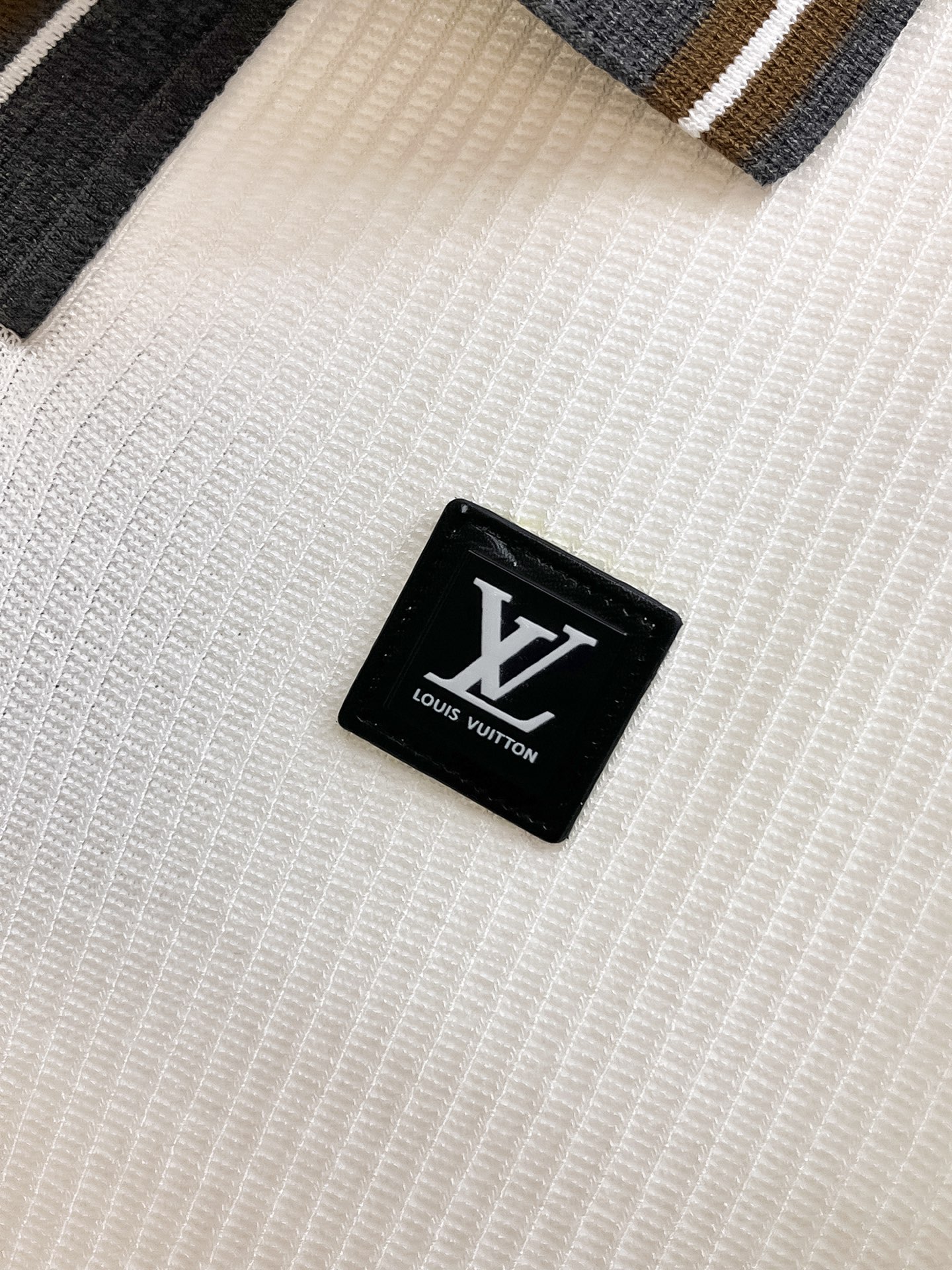 LV 2026新品短袖Polo，帅气时尚，顶级绣花字母logo，简约百搭款。面料针织 不仅挺括，保持潮流