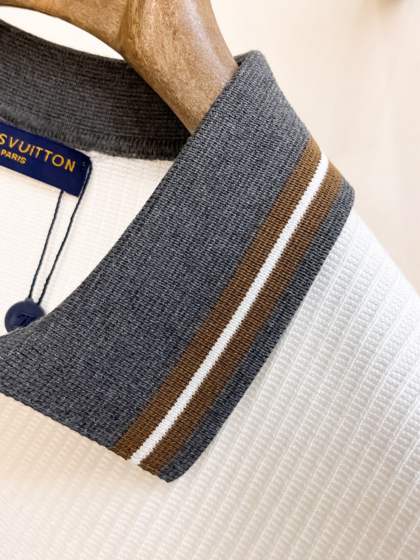 LV 2026新品短袖Polo，帅气时尚，顶级绣花字母logo，简约百搭款。面料针织 不仅挺括，保持潮流