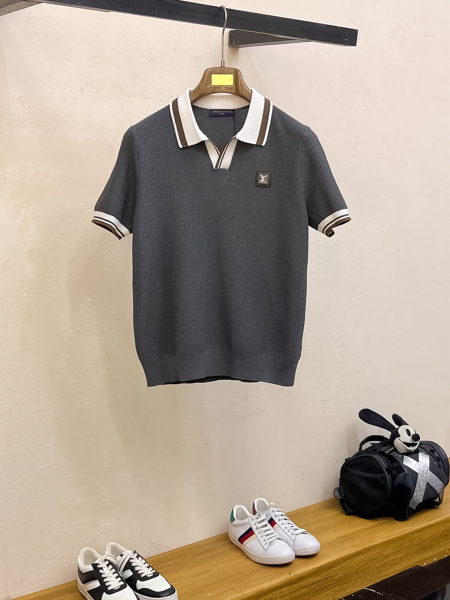 LV 2026新品短袖Polo，帅气时尚，顶级绣花字母logo，简约百搭款。面料针织 不仅挺括，保持潮流