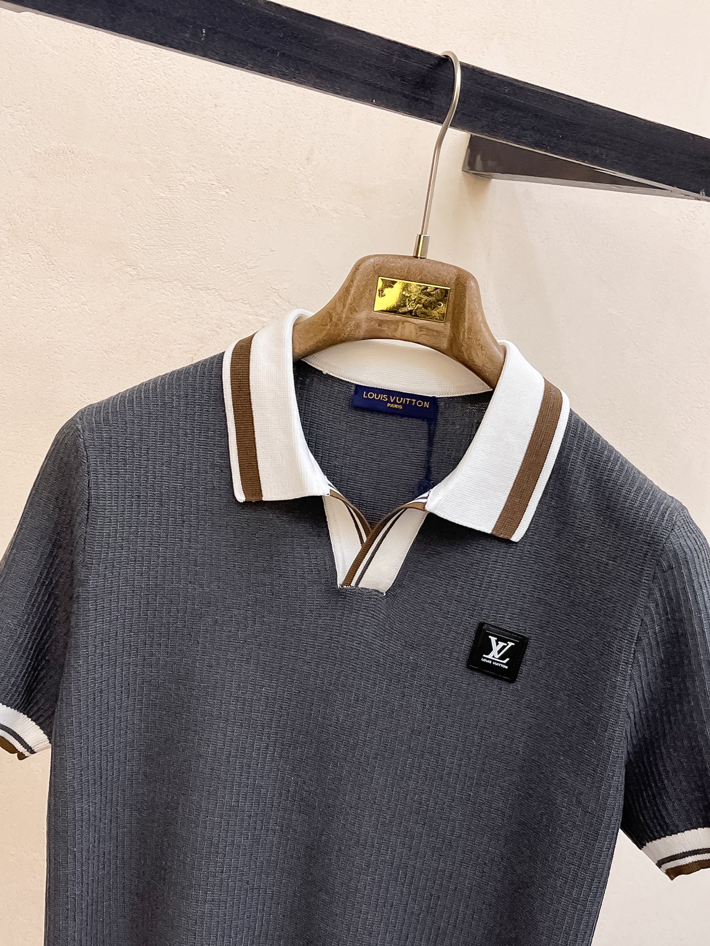 LV 2026新品短袖Polo，帅气时尚，顶级绣花字母logo，简约百搭款。面料针织 不仅挺括，保持潮流
