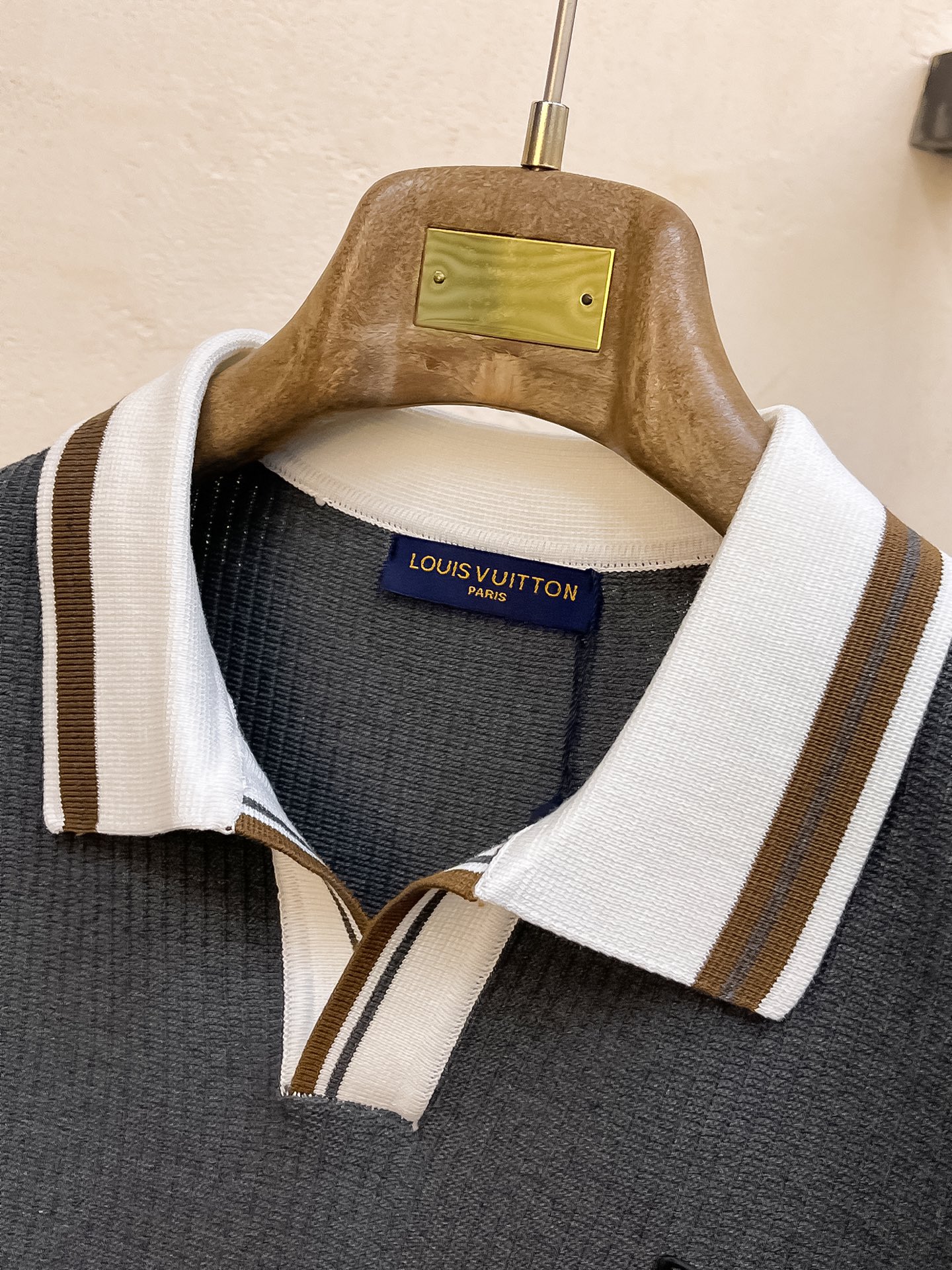 LV 2026新品短袖Polo，帅气时尚，顶级绣花字母logo，简约百搭款。面料针织 不仅挺括，保持潮流