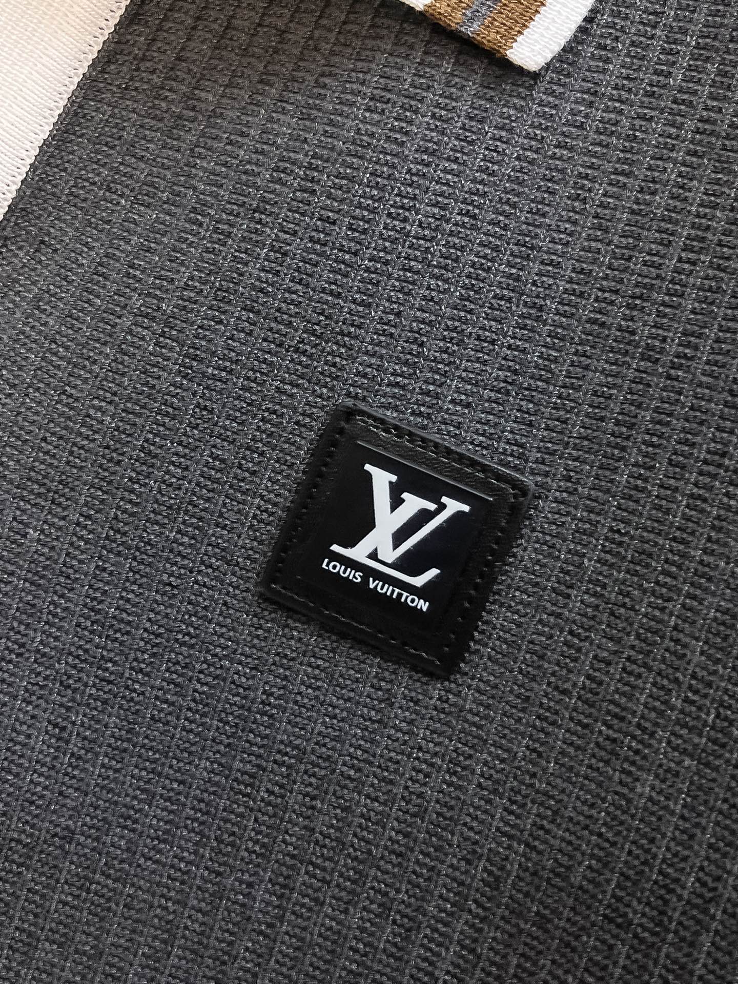 LV 2026新品短袖Polo，帅气时尚，顶级绣花字母logo，简约百搭款。面料针织 不仅挺括，保持潮流