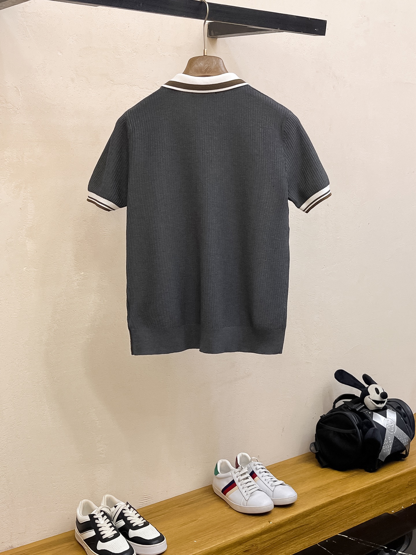 LV 2026新品短袖Polo，帅气时尚，顶级绣花字母logo，简约百搭款。面料针织 不仅挺括，保持潮流