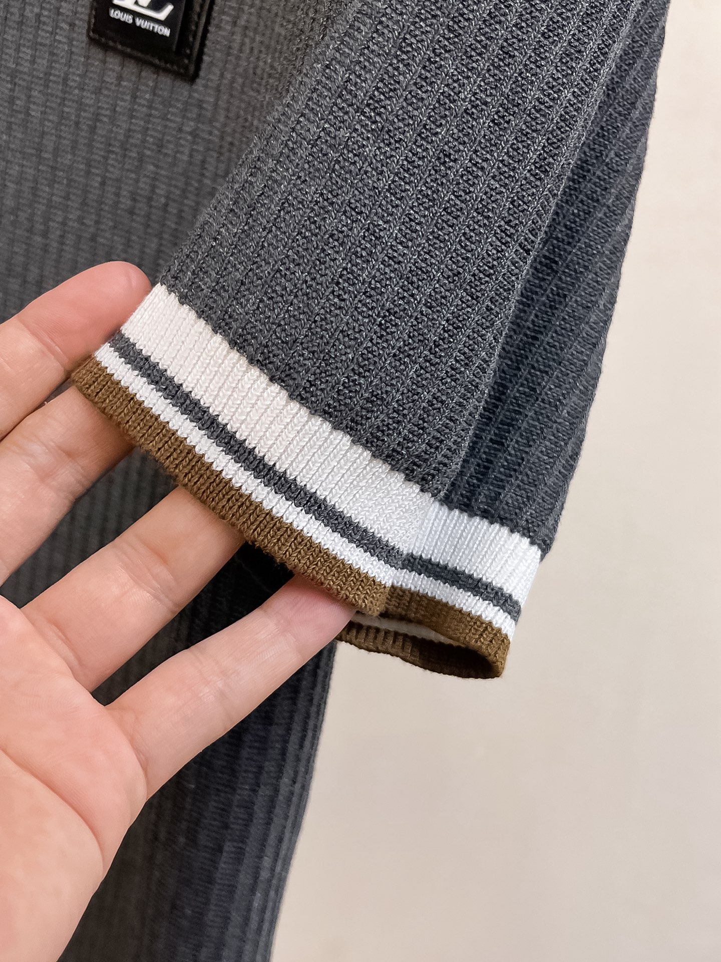 LV 2026新品短袖Polo，帅气时尚，顶级绣花字母logo，简约百搭款。面料针织 不仅挺括，保持潮流