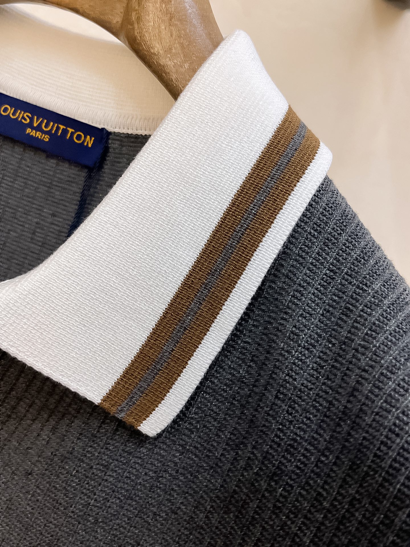 LV 2026新品短袖Polo，帅气时尚，顶级绣花字母logo，简约百搭款。面料针织 不仅挺括，保持潮流