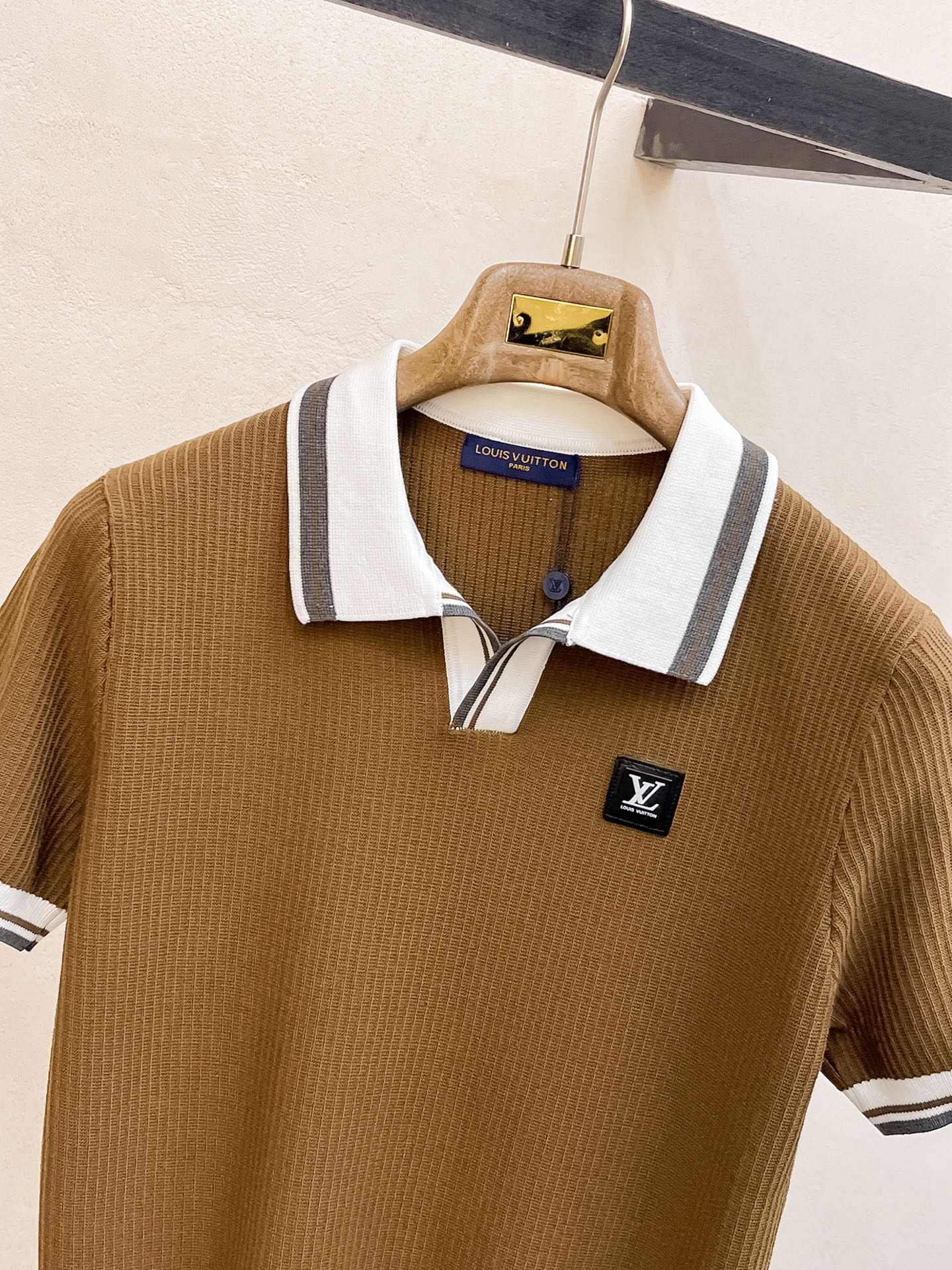 LV 2026新品短袖Polo，帅气时尚，顶级绣花字母logo，简约百搭款。面料针织 不仅挺括，保持潮流