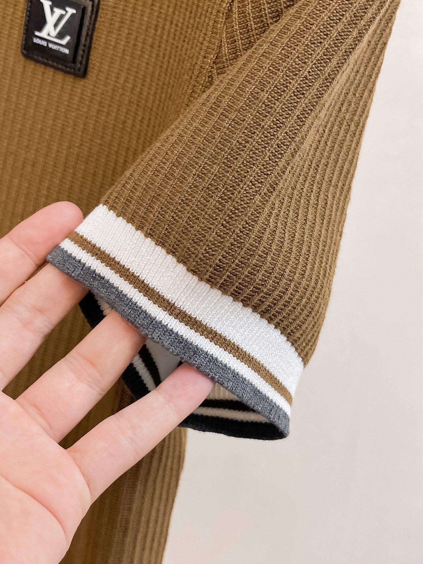 LV 2026新品短袖Polo，帅气时尚，顶级绣花字母logo，简约百搭款。面料针织 不仅挺括，保持潮流