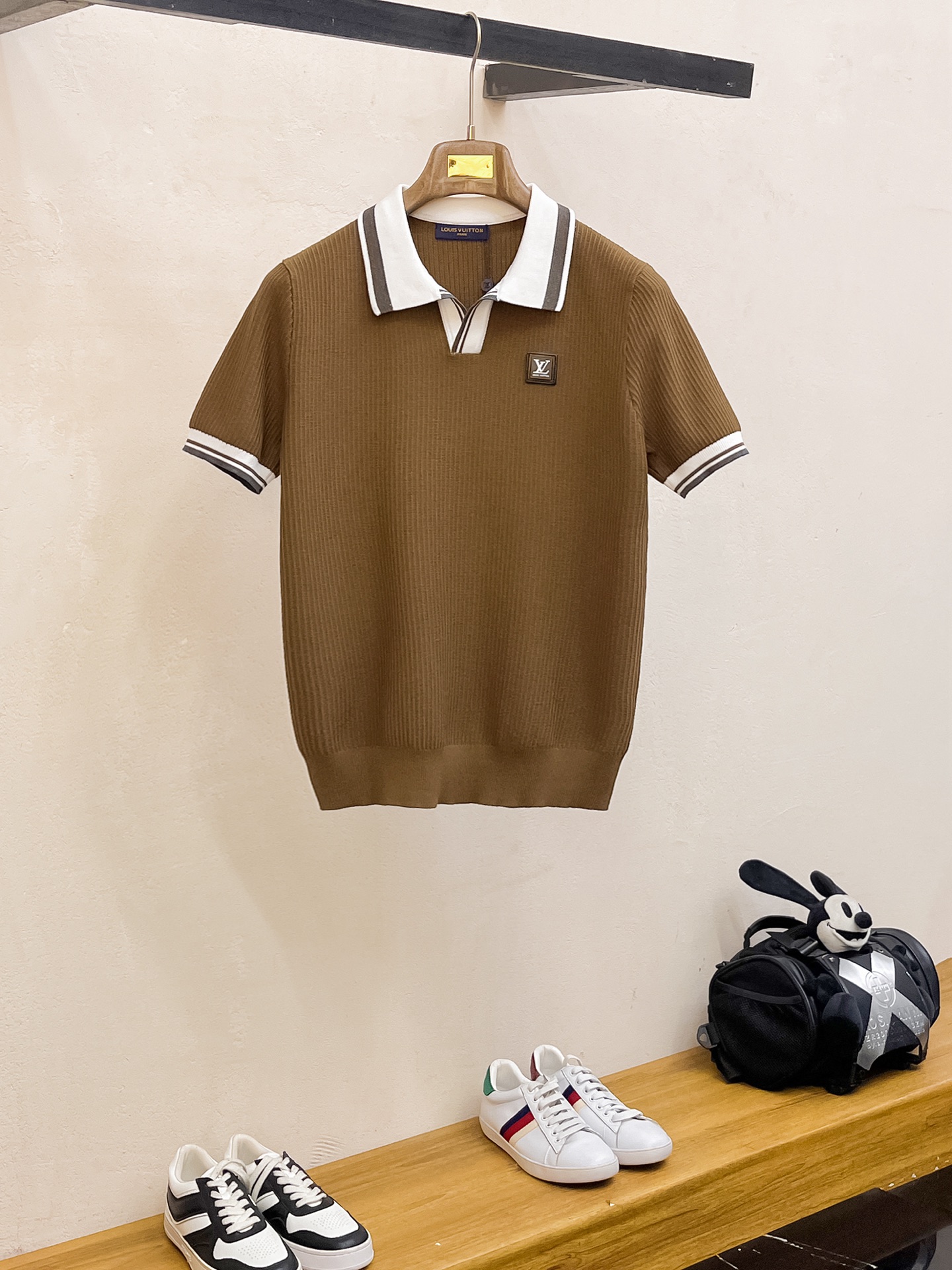 LV 2026新品短袖Polo，帅气时尚，顶级绣花字母logo，简约百搭款。面料针织 不仅挺括，保持潮流