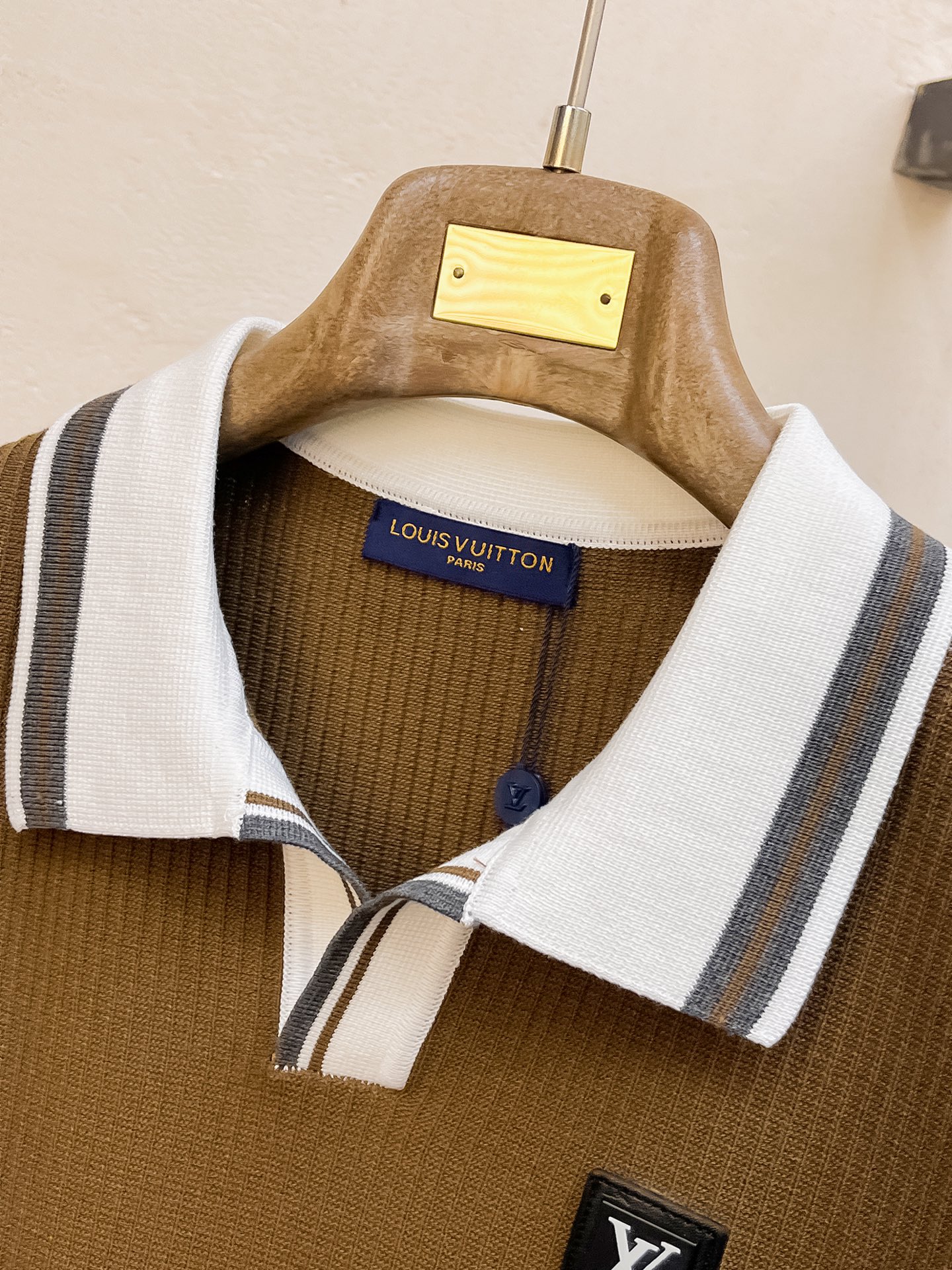 LV 2026新品短袖Polo，帅气时尚，顶级绣花字母logo，简约百搭款。面料针织 不仅挺括，保持潮流