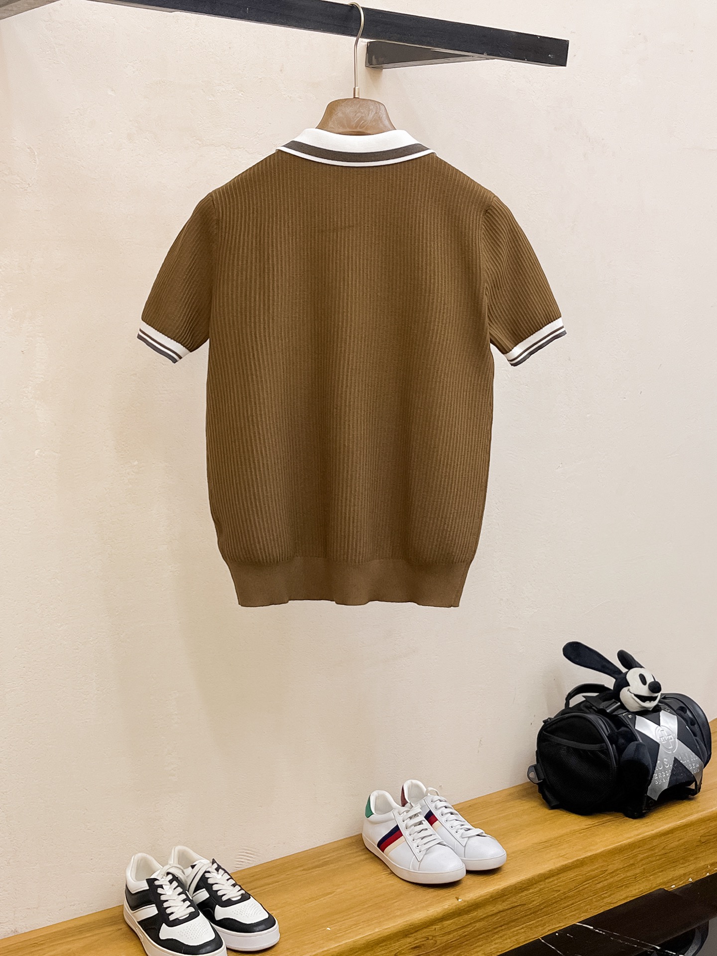 LV 2026新品短袖Polo，帅气时尚，顶级绣花字母logo，简约百搭款。面料针织 不仅挺括，保持潮流