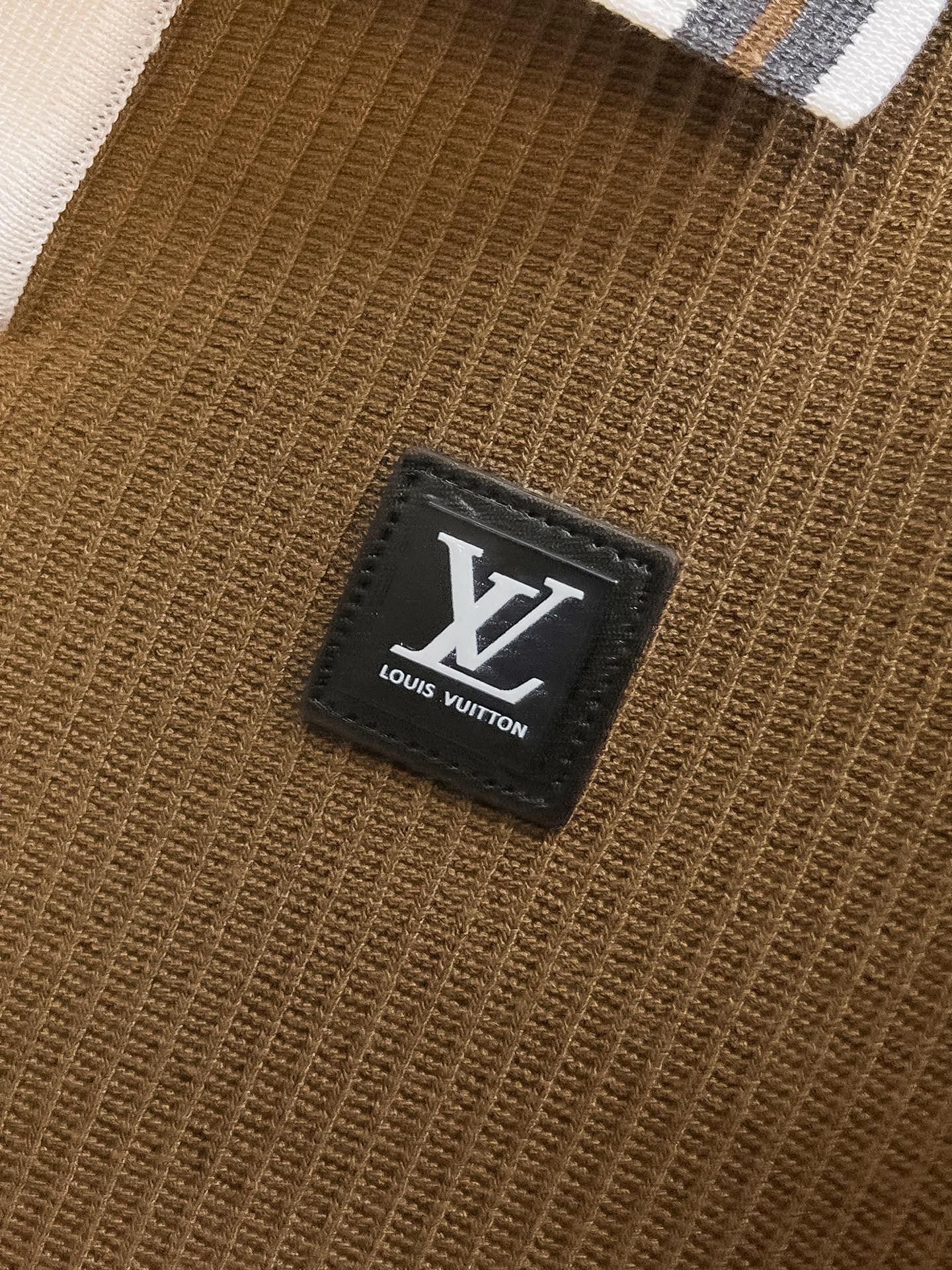 LV 2026新品短袖Polo，帅气时尚，顶级绣花字母logo，简约百搭款。面料针织 不仅挺括，保持潮流