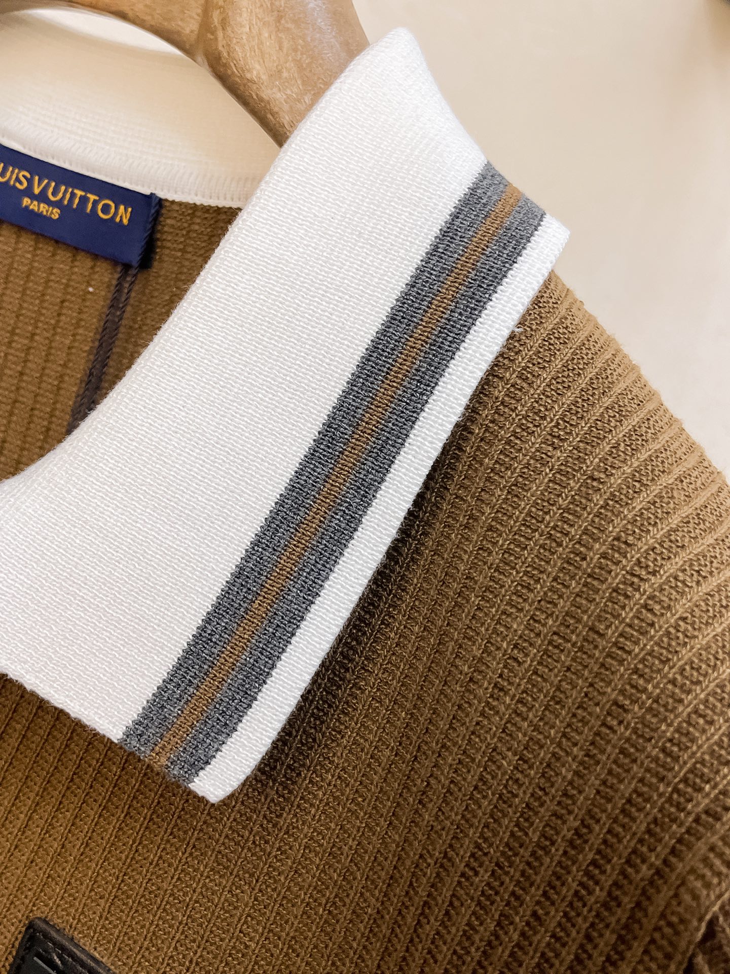 LV 2026新品短袖Polo，帅气时尚，顶级绣花字母logo，简约百搭款。面料针织 不仅挺括，保持潮流