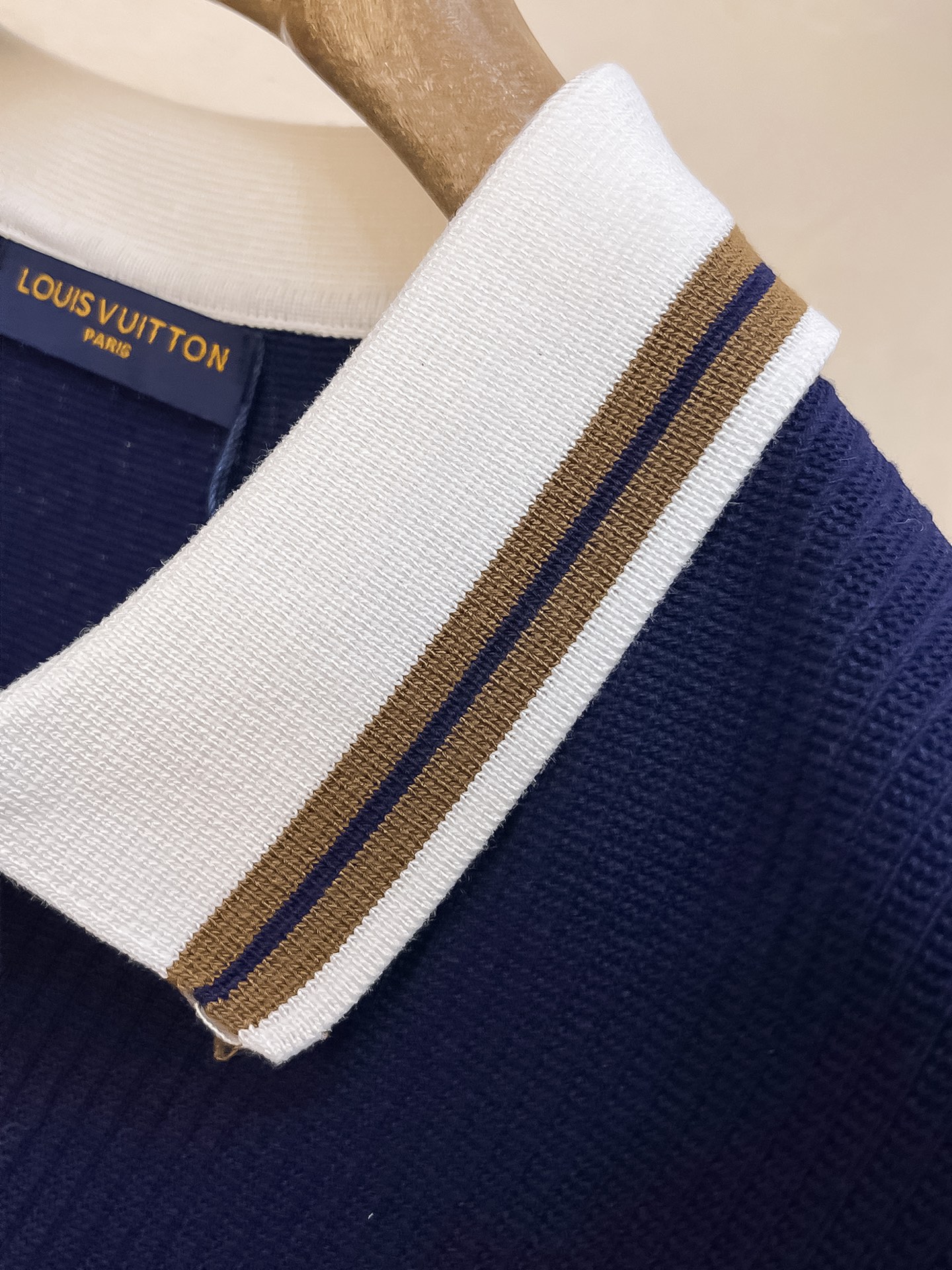 LV 2026新品短袖Polo，帅气时尚，顶级绣花字母logo，简约百搭款。面料针织 不仅挺括，保持潮流