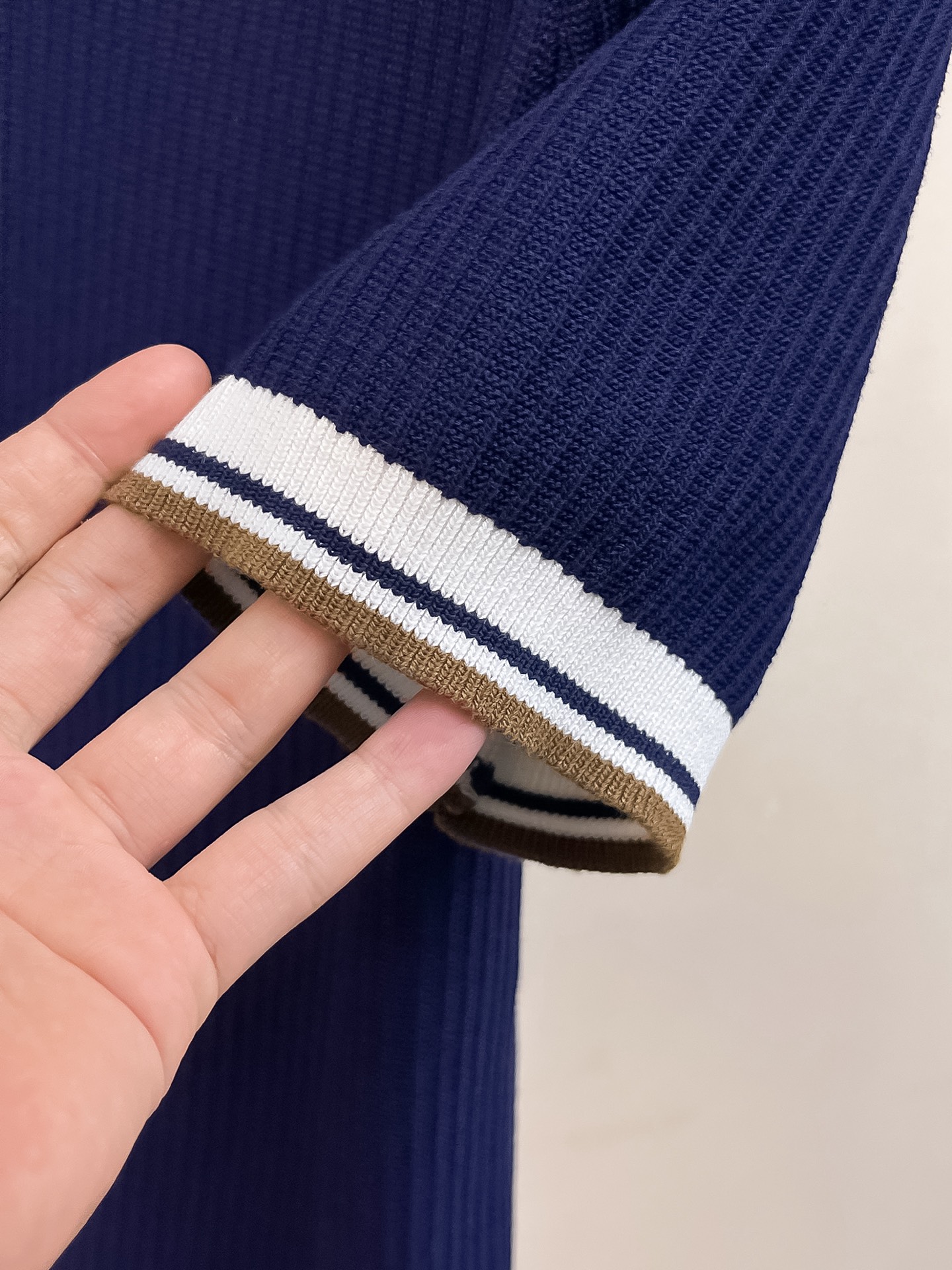 LV 2026新品短袖Polo，帅气时尚，顶级绣花字母logo，简约百搭款。面料针织 不仅挺括，保持潮流