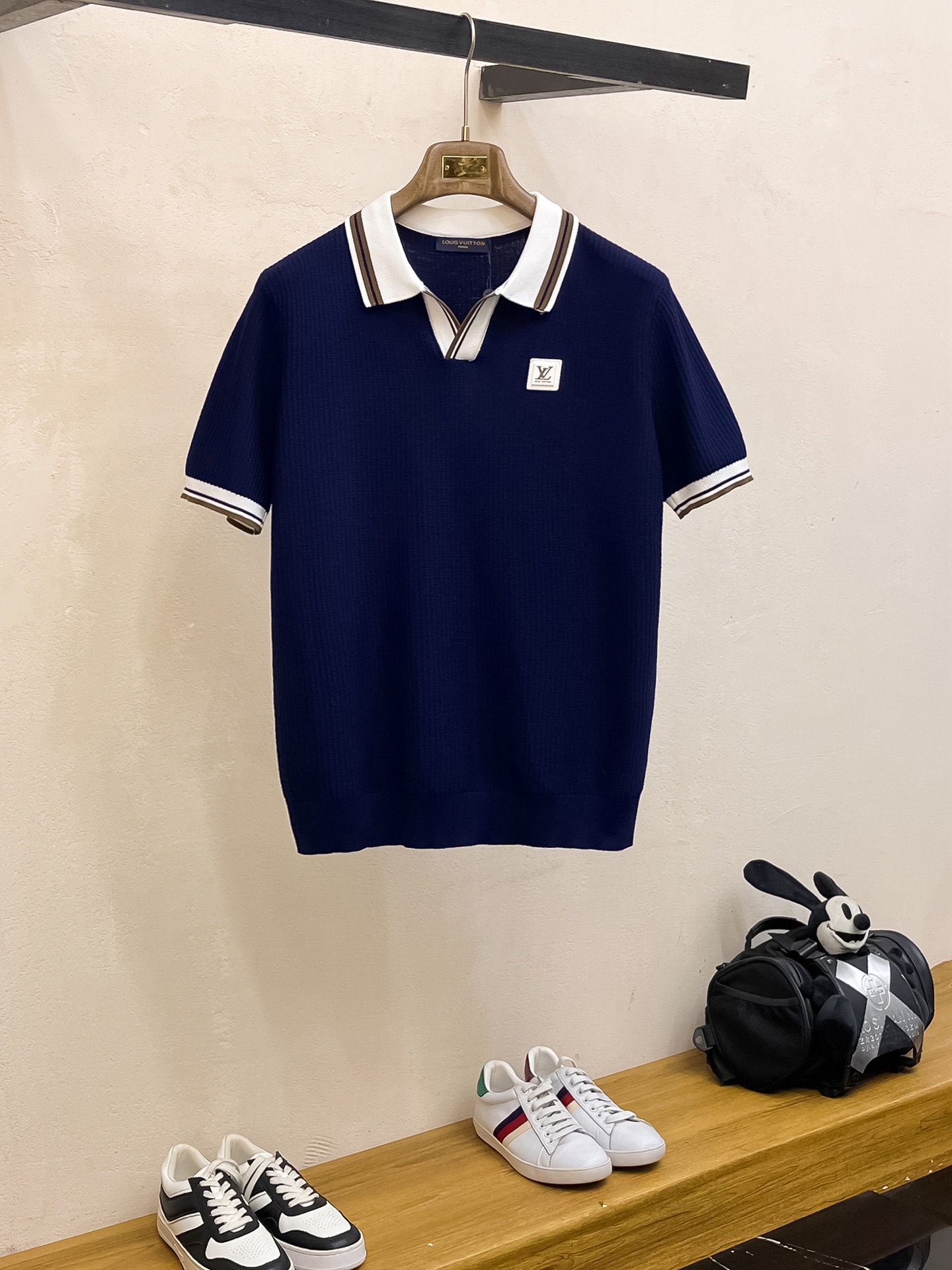 LV 2026新品短袖Polo，帅气时尚，顶级绣花字母logo，简约百搭款。面料针织 不仅挺括，保持潮流