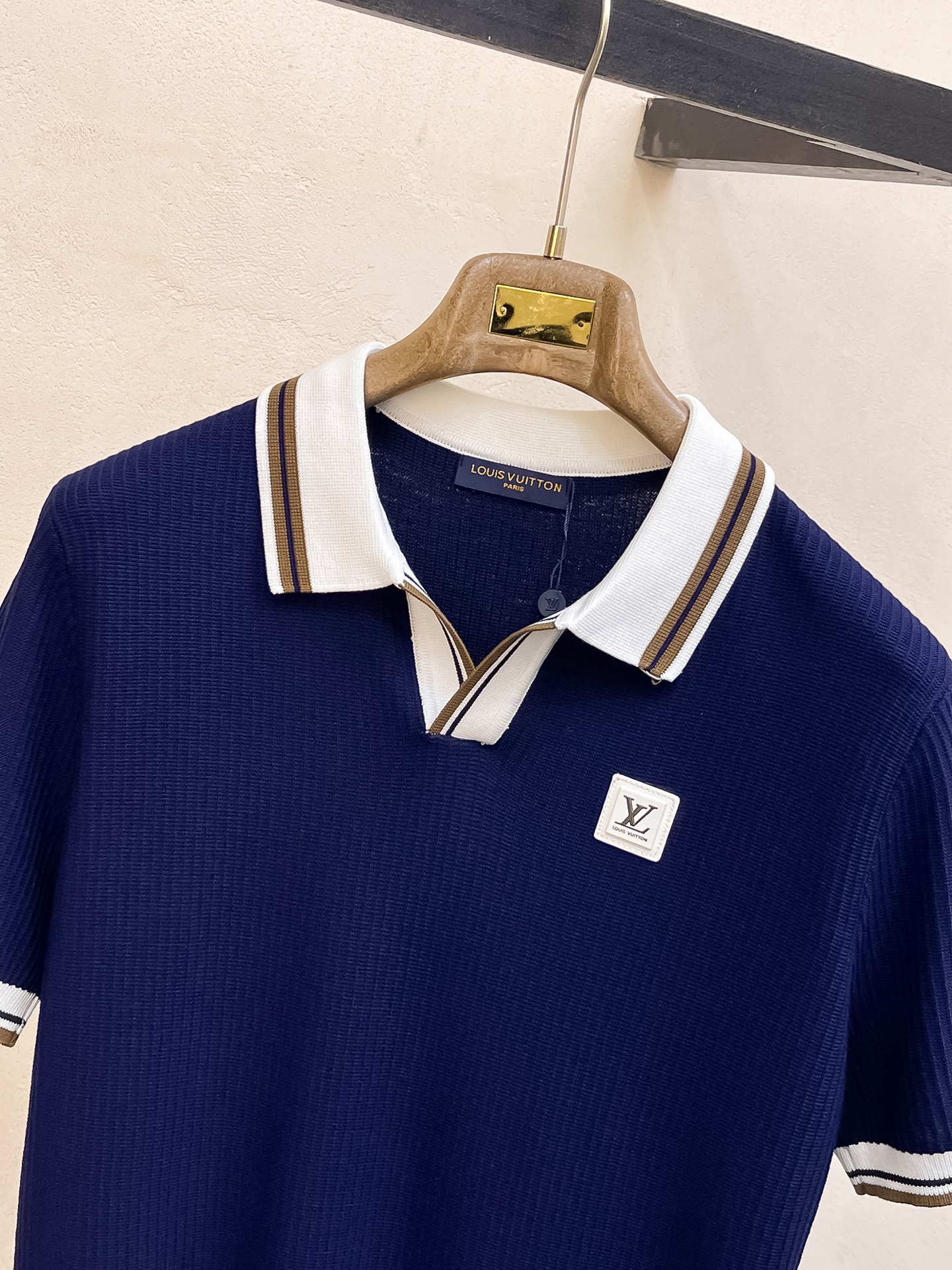 LV 2026新品短袖Polo，帅气时尚，顶级绣花字母logo，简约百搭款。面料针织 不仅挺括，保持潮流