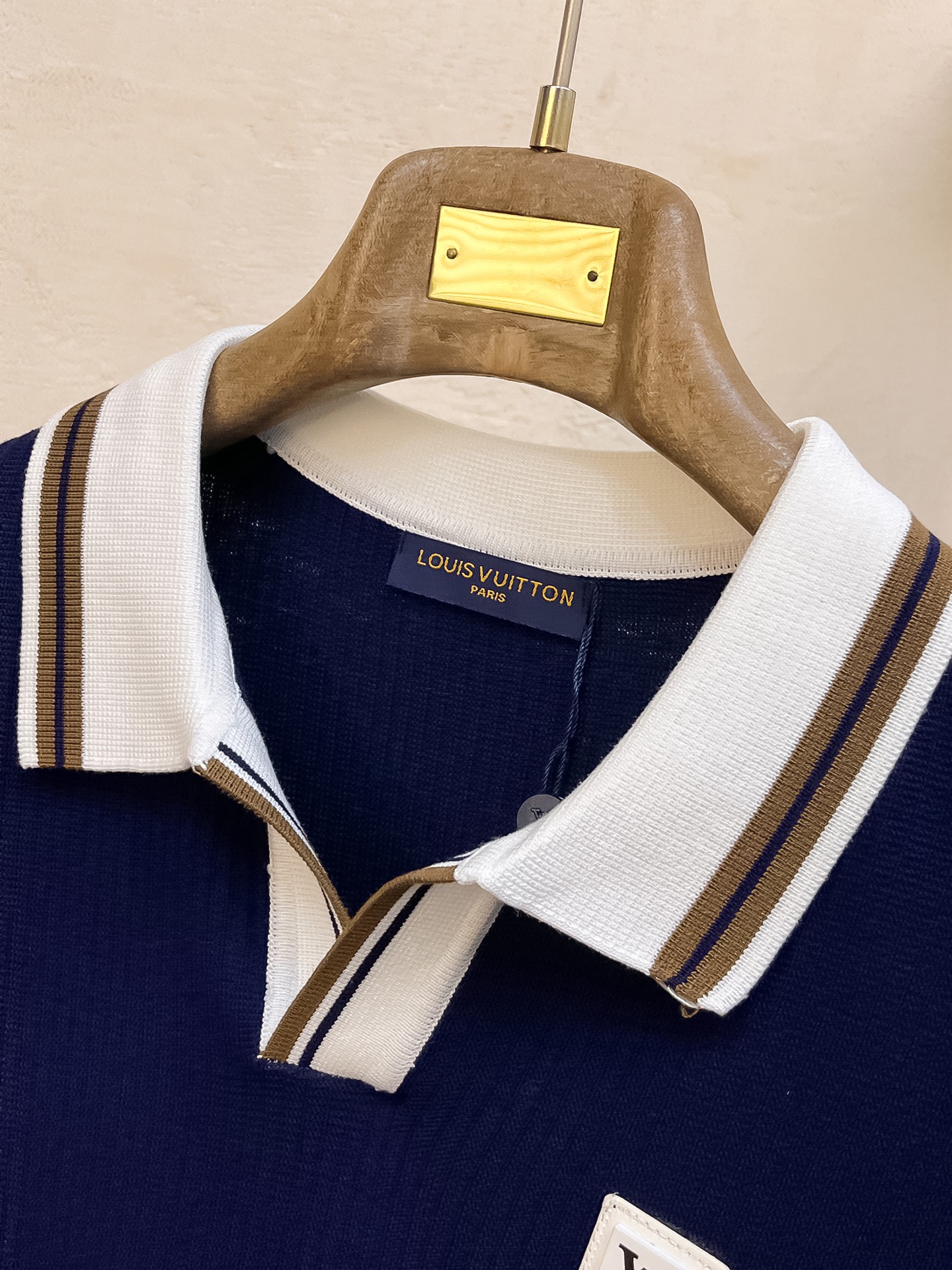 LV 2026新品短袖Polo，帅气时尚，顶级绣花字母logo，简约百搭款。面料针织 不仅挺括，保持潮流