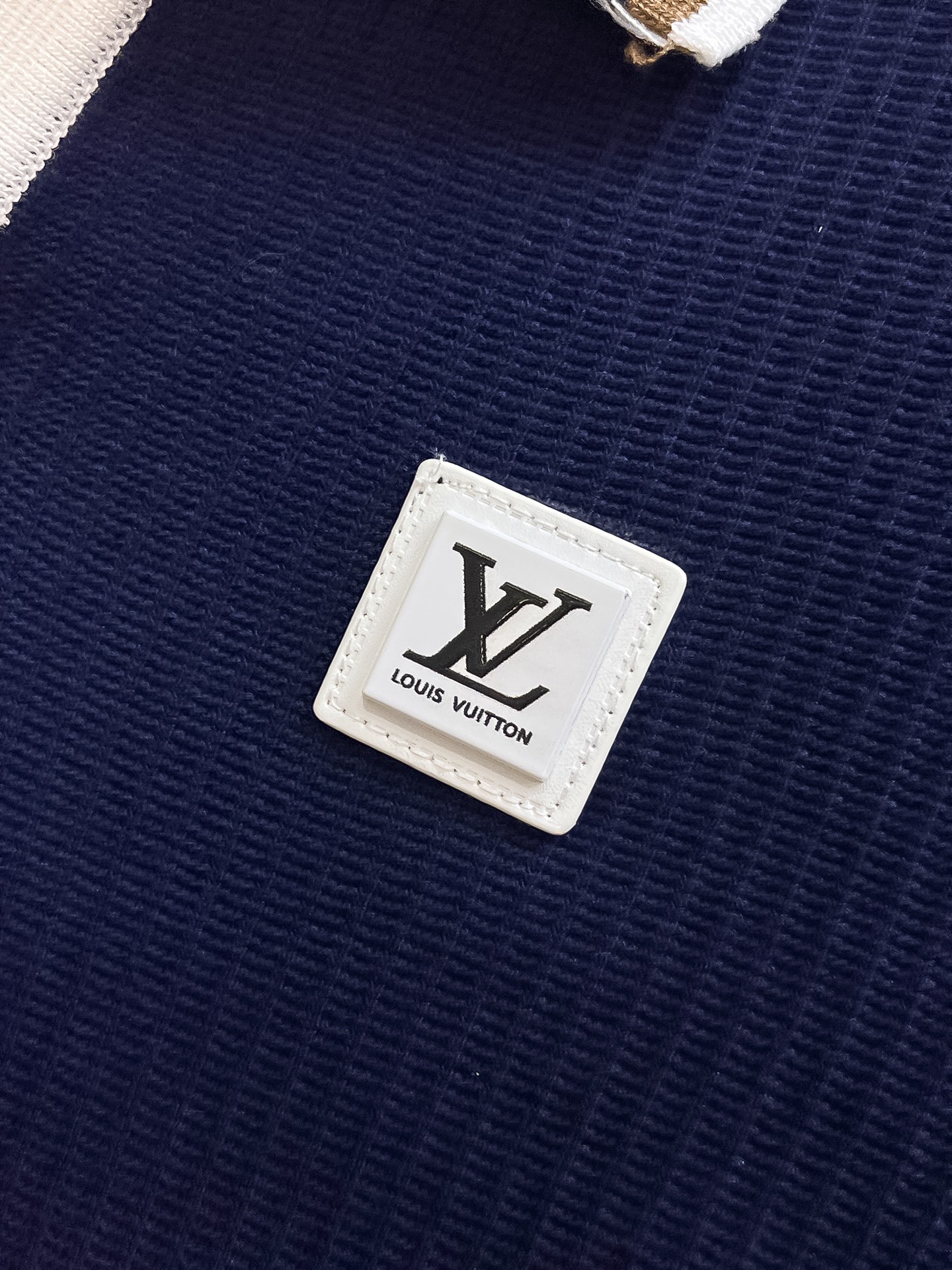 LV 2026新品短袖Polo，帅气时尚，顶级绣花字母logo，简约百搭款。面料针织 不仅挺括，保持潮流